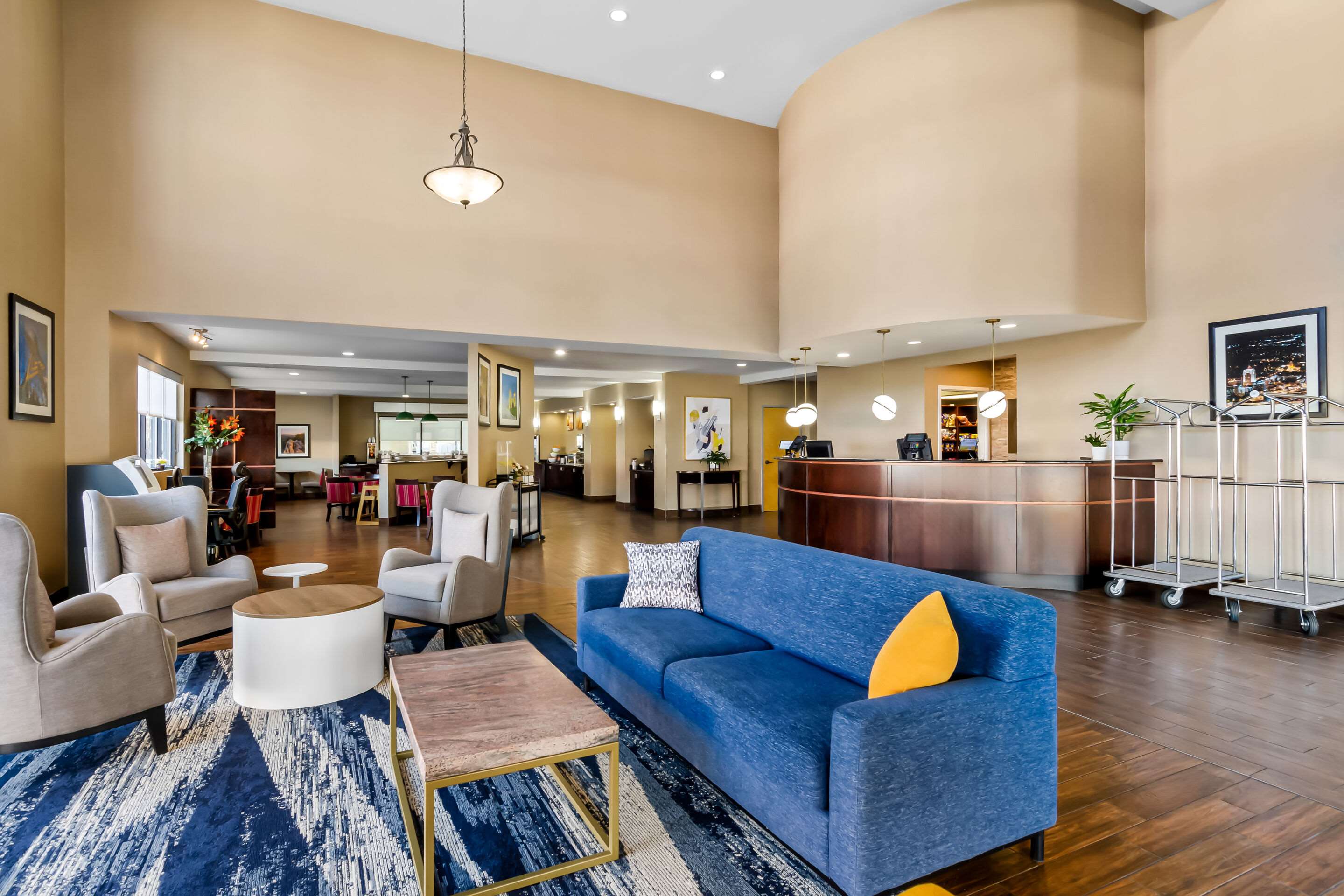Lobby with sitting area | Comfort Suites Salem-Roanoke I-81
