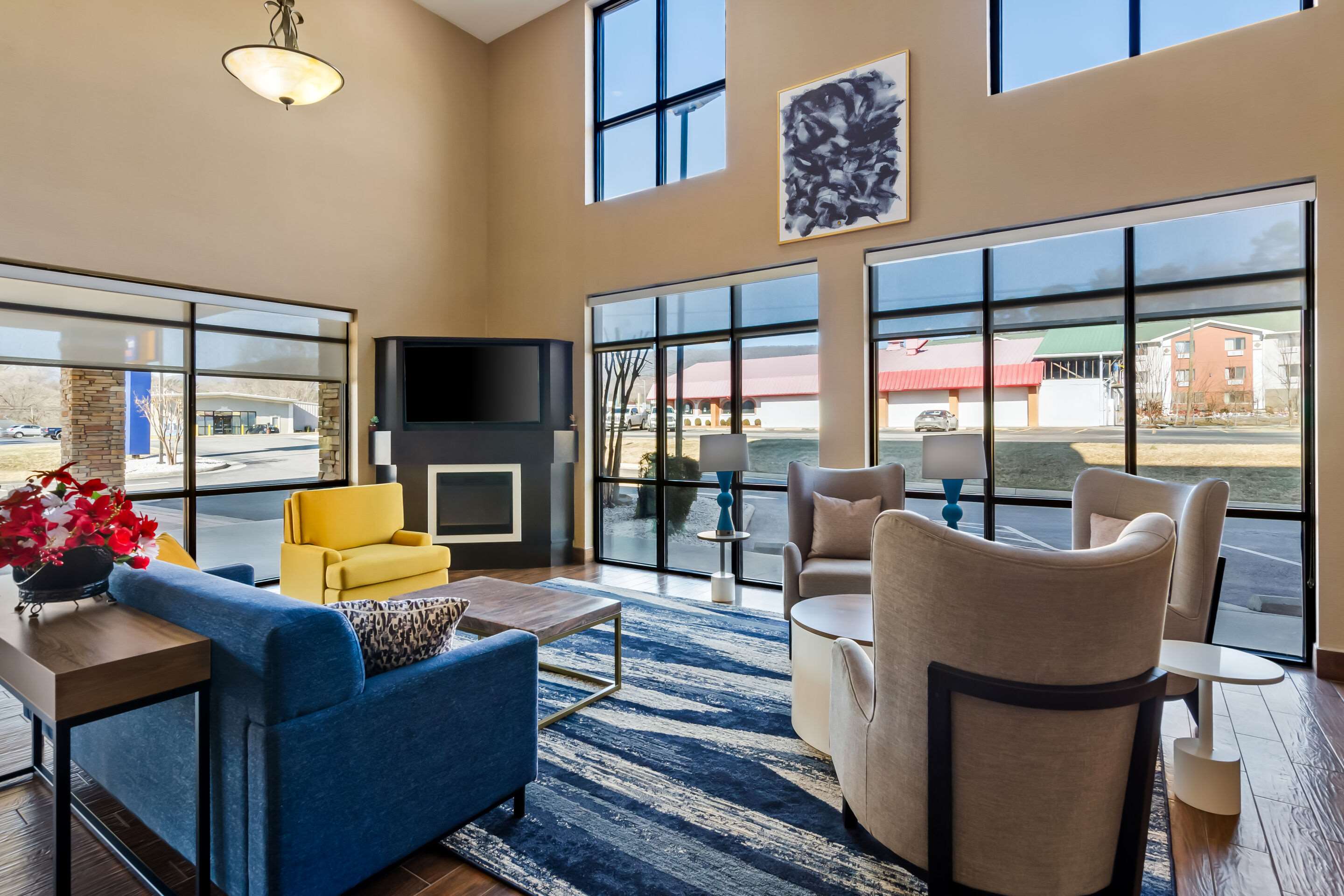 Lobby with sitting area | Comfort Suites Salem-Roanoke I-81