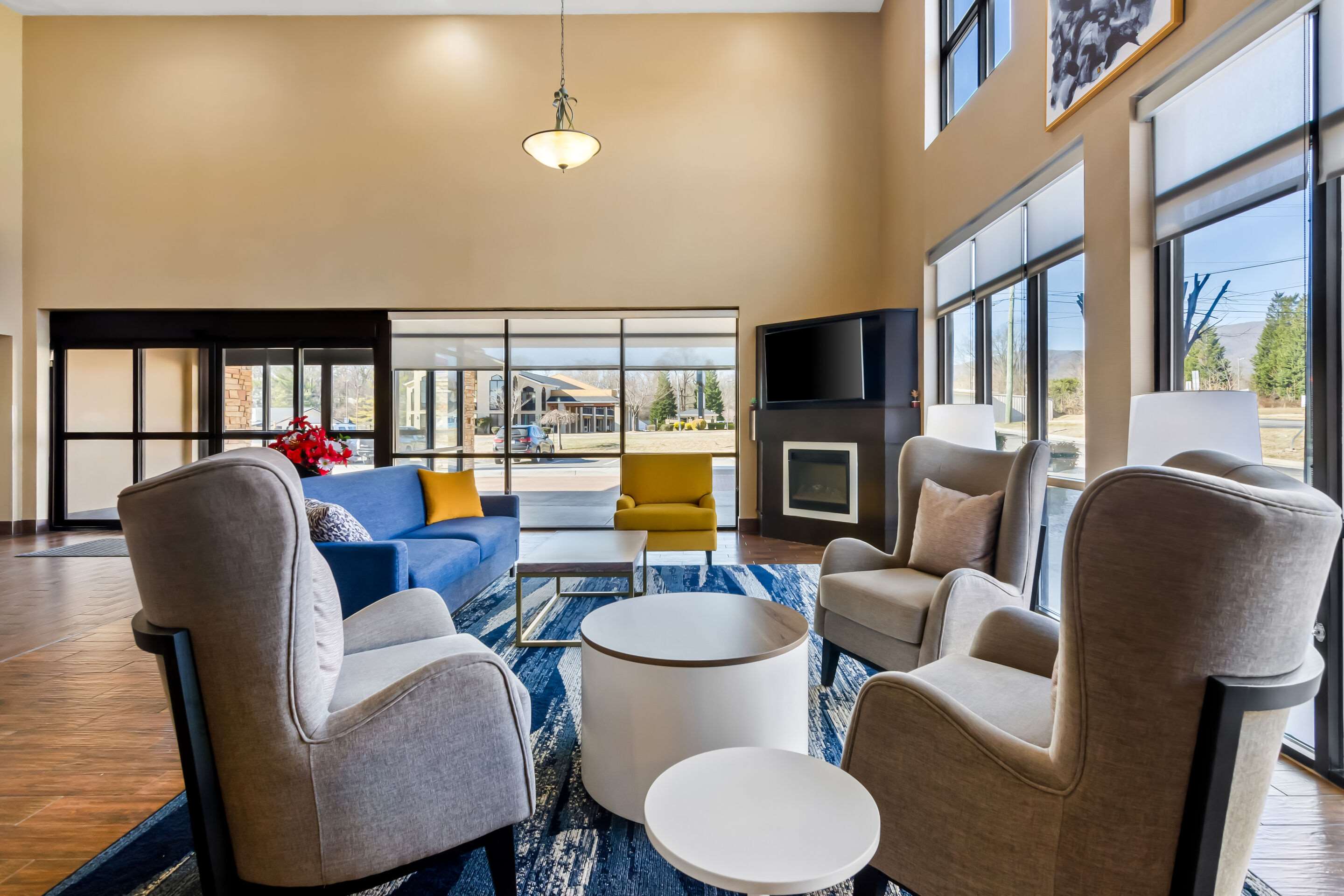 Lobby with sitting area | Comfort Suites Salem-Roanoke I-81