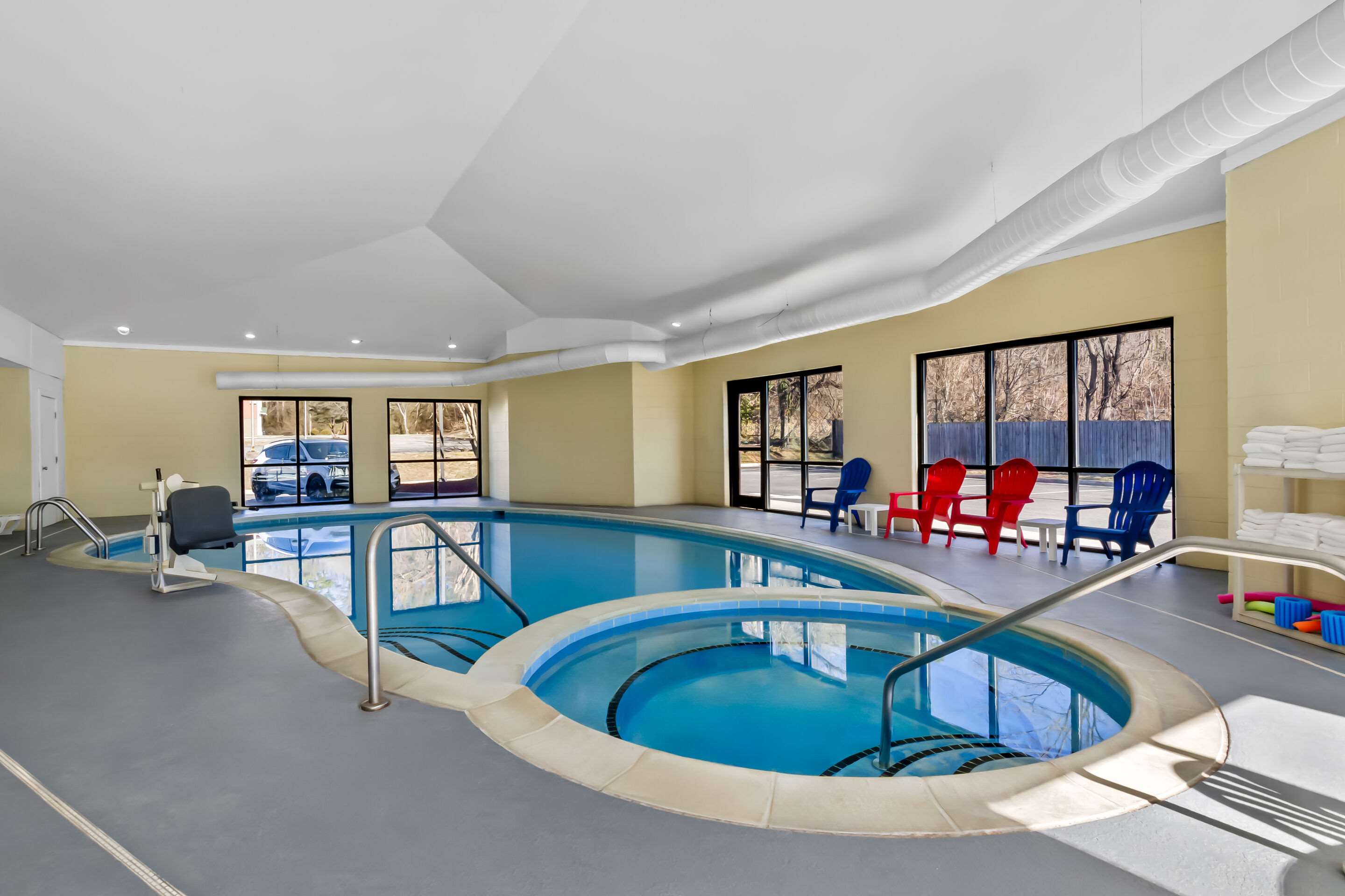 Indoor pool with hot tub | Comfort Suites Salem-Roanoke I-81