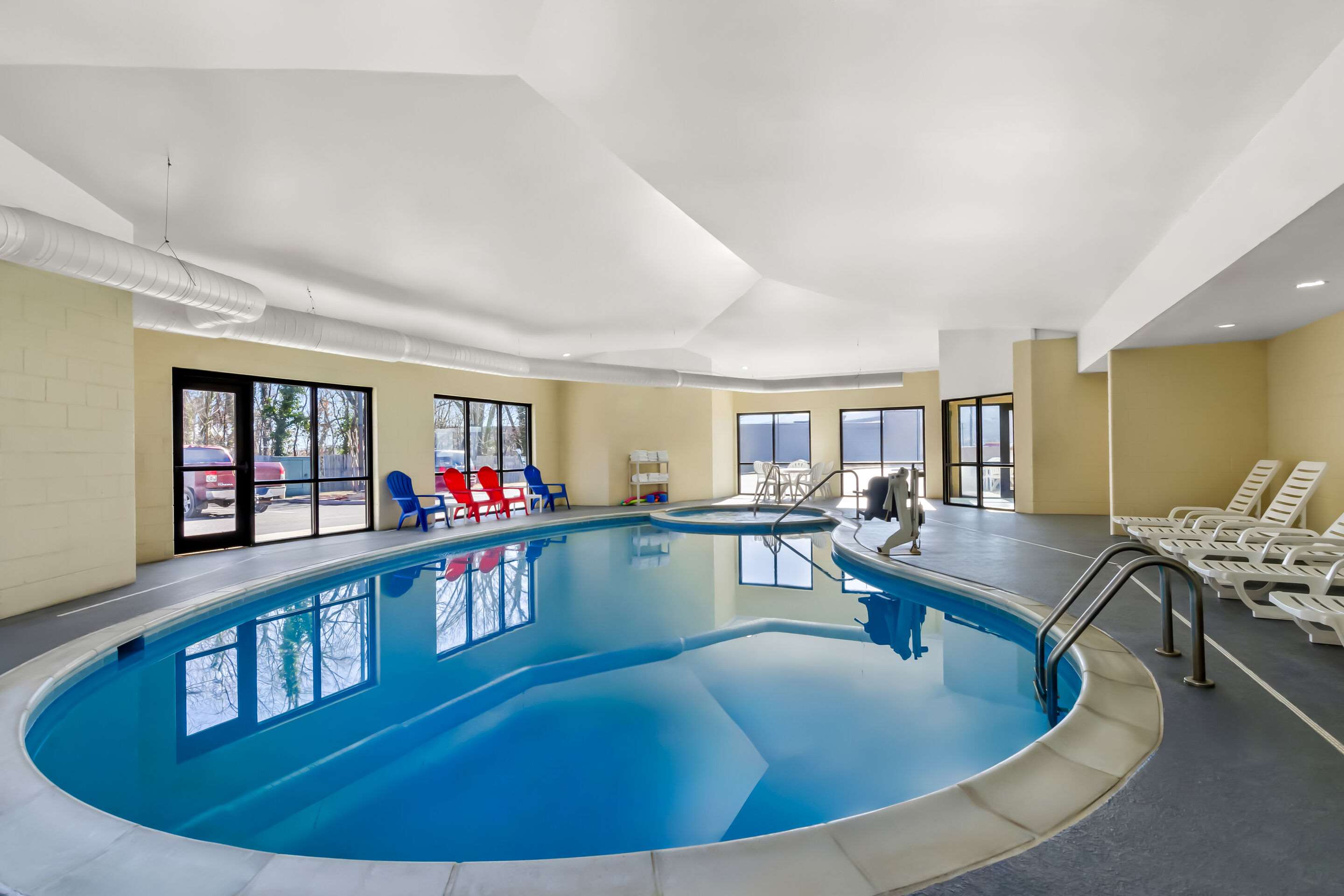 Indoor pool with hot tub | Comfort Suites Salem-Roanoke I-81