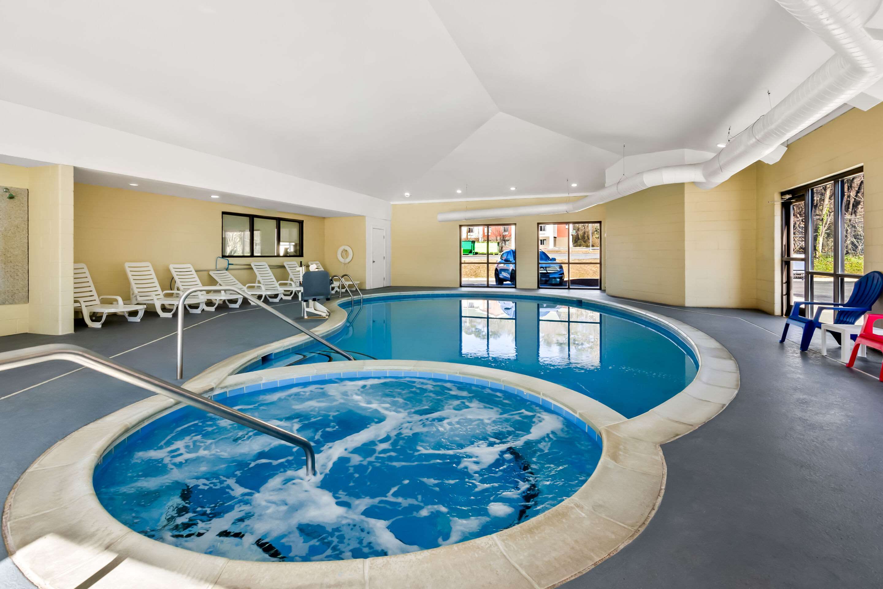 Indoor pool with hot tub | Comfort Suites Salem-Roanoke I-81