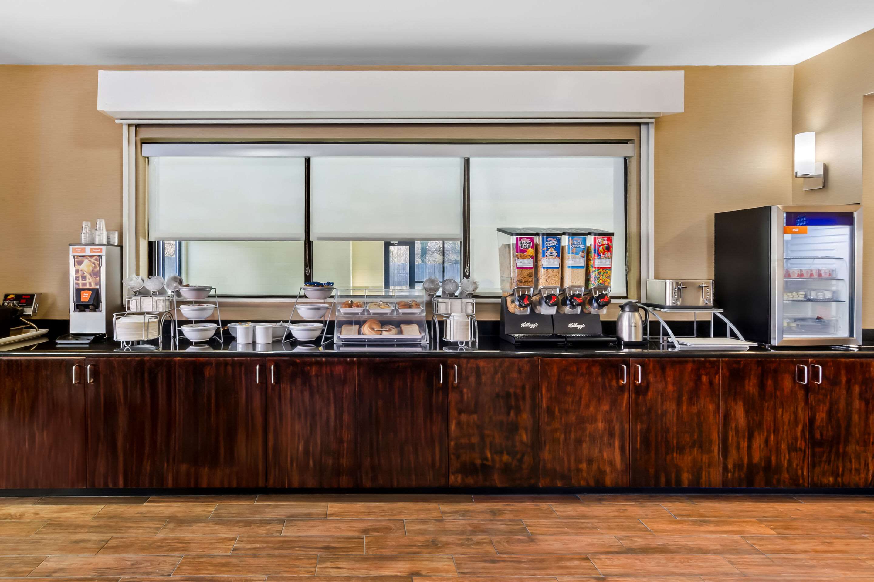 Breakfast counter | Comfort Suites Salem-Roanoke I-81