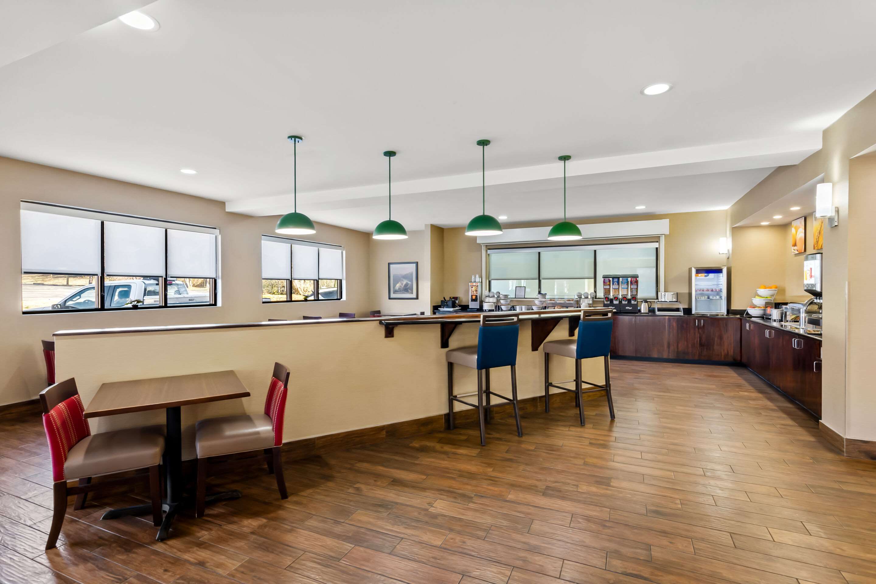 Breakfast area | Comfort Suites Salem-Roanoke I-81