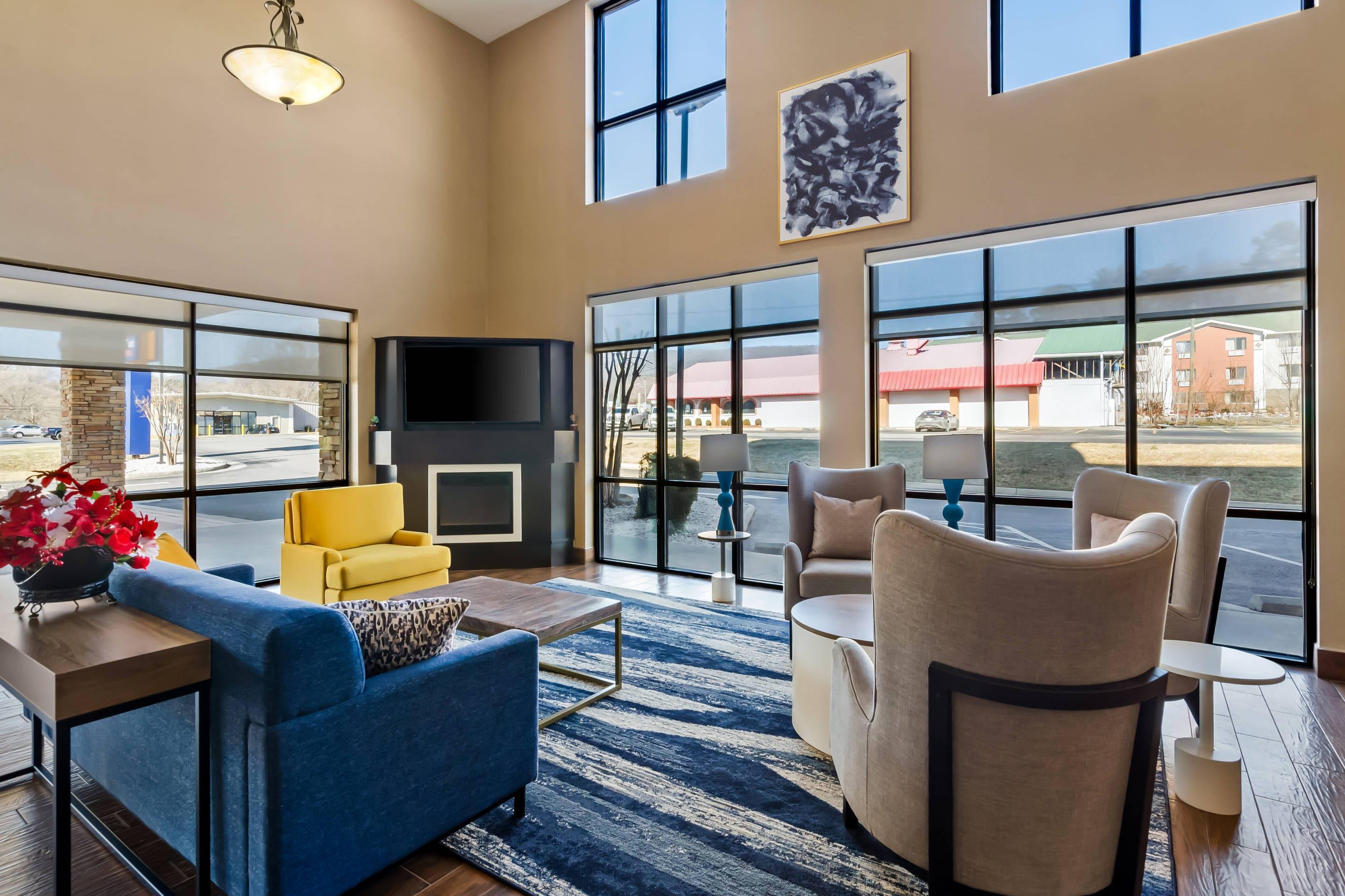 Lobby with sitting area | Comfort Suites Salem-Roanoke I-81
