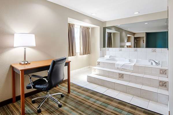 Suite - Quality Inn & Suites Bristol - I-81, Exit 7