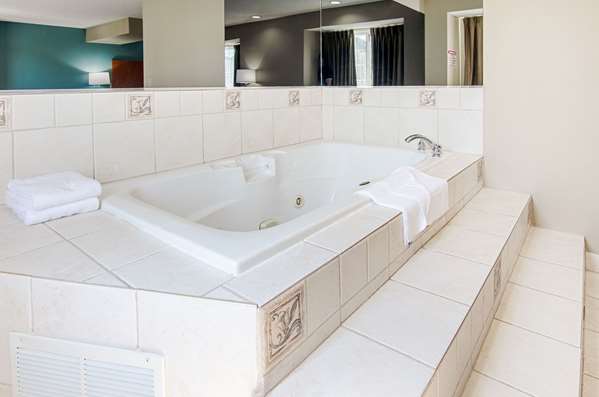 Suite - Quality Inn & Suites Bristol - I-81, Exit 7