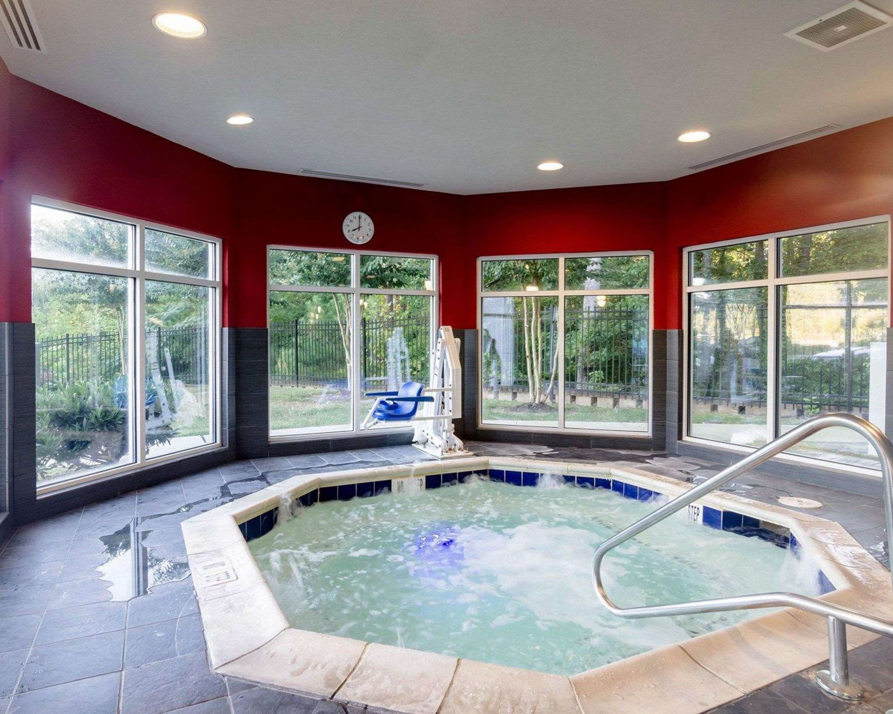 Indoor hot tub | Comfort Suites Williamsburg Historic Area