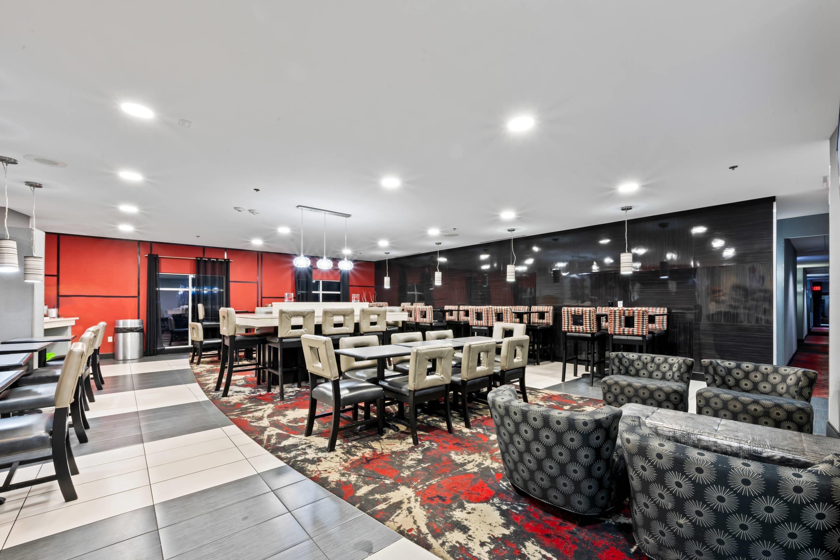 Enjoy breakfast in this seating area | Comfort Suites Williamsburg Historic Area