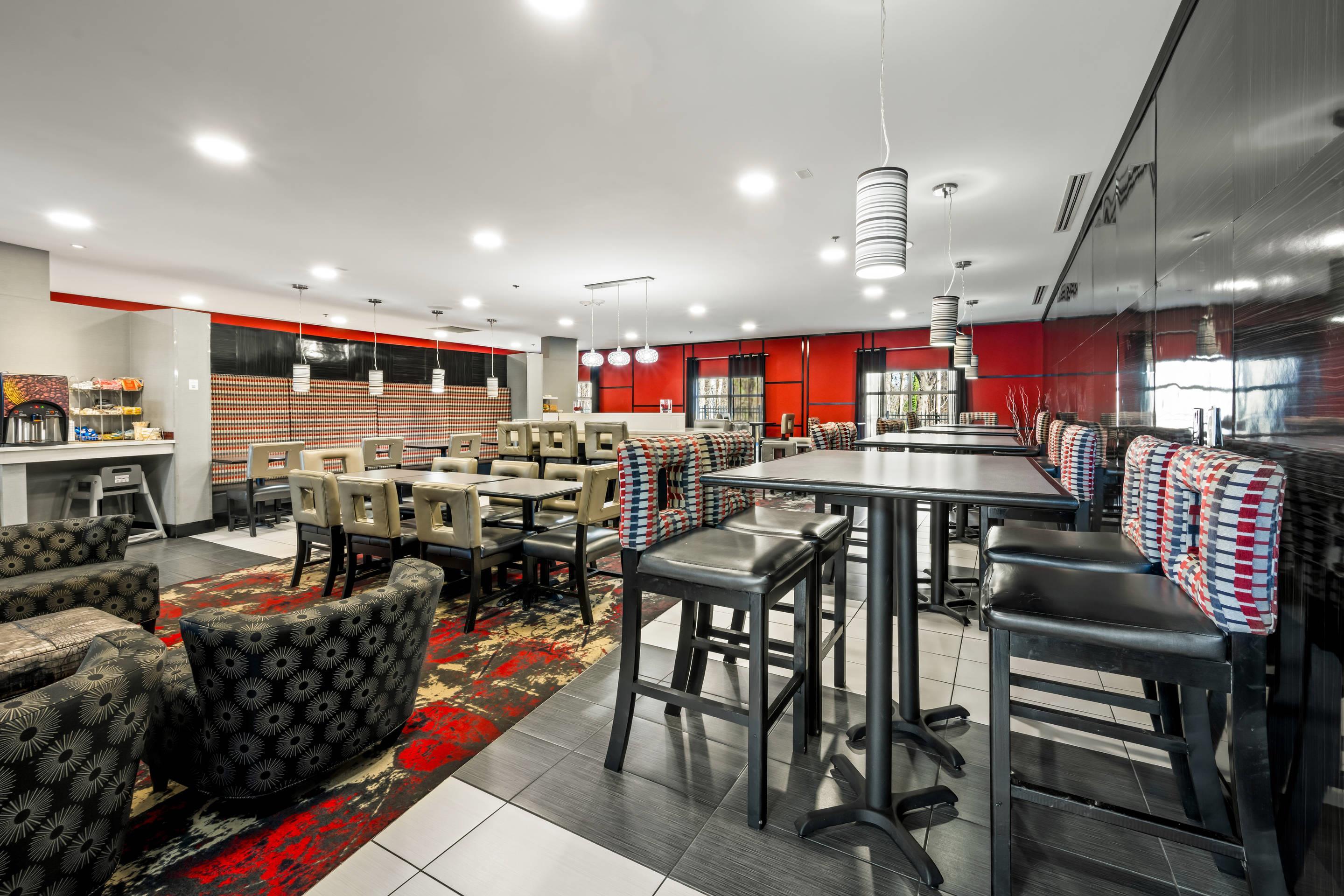 Enjoy breakfast in this seating area | Comfort Suites Williamsburg Historic Area