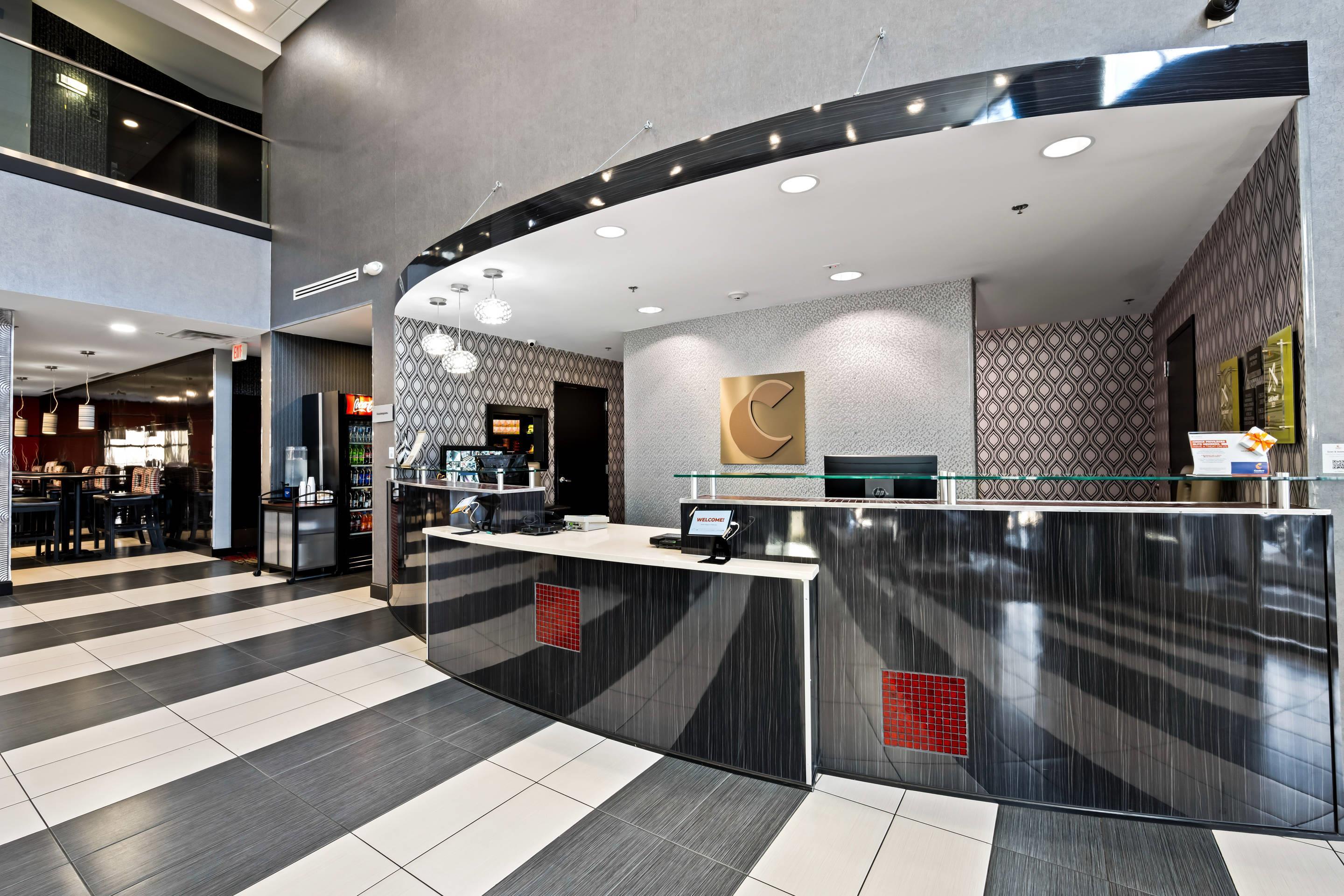 Front desk | Comfort Suites Williamsburg Historic Area
