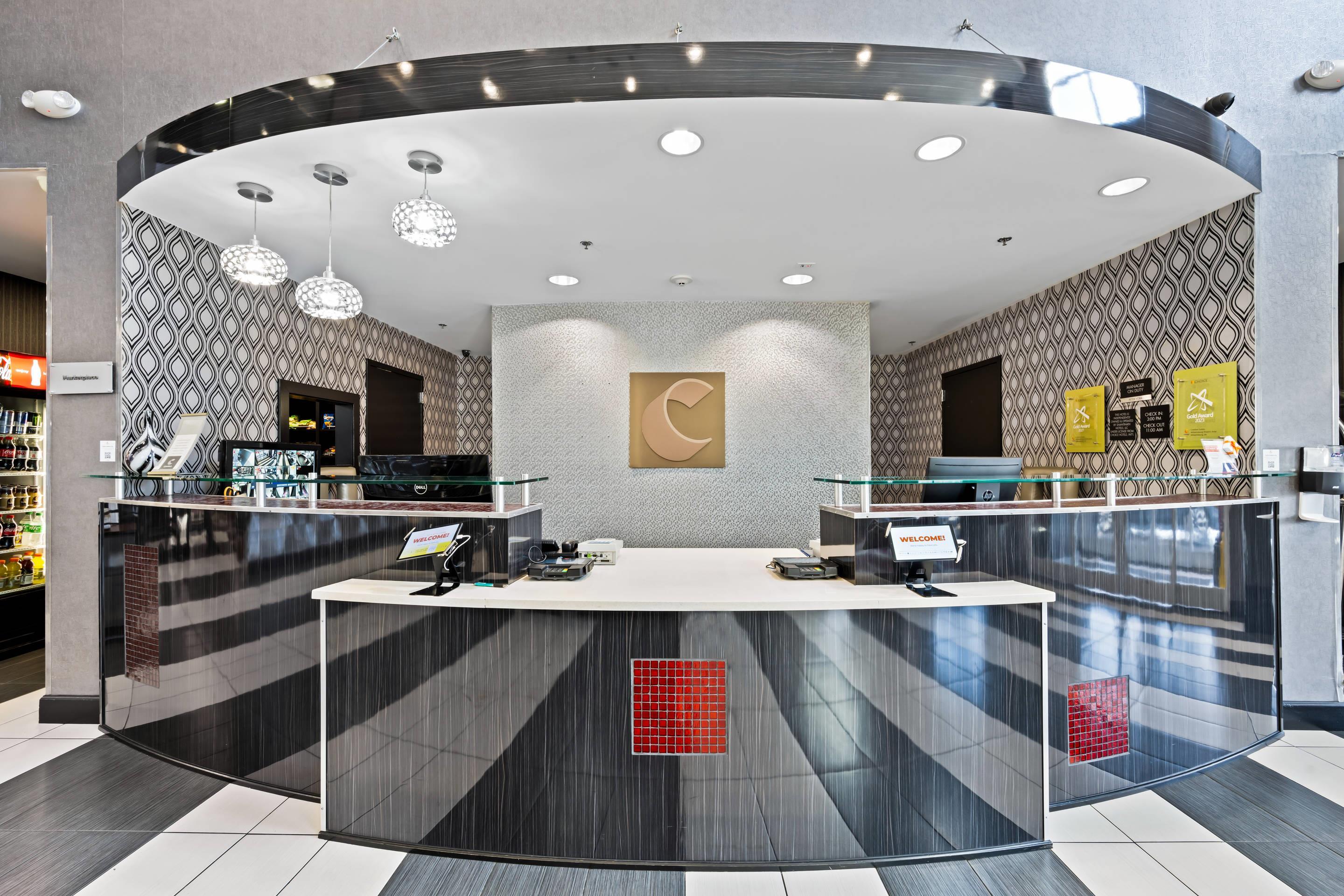 Front desk | Comfort Suites Williamsburg Historic Area