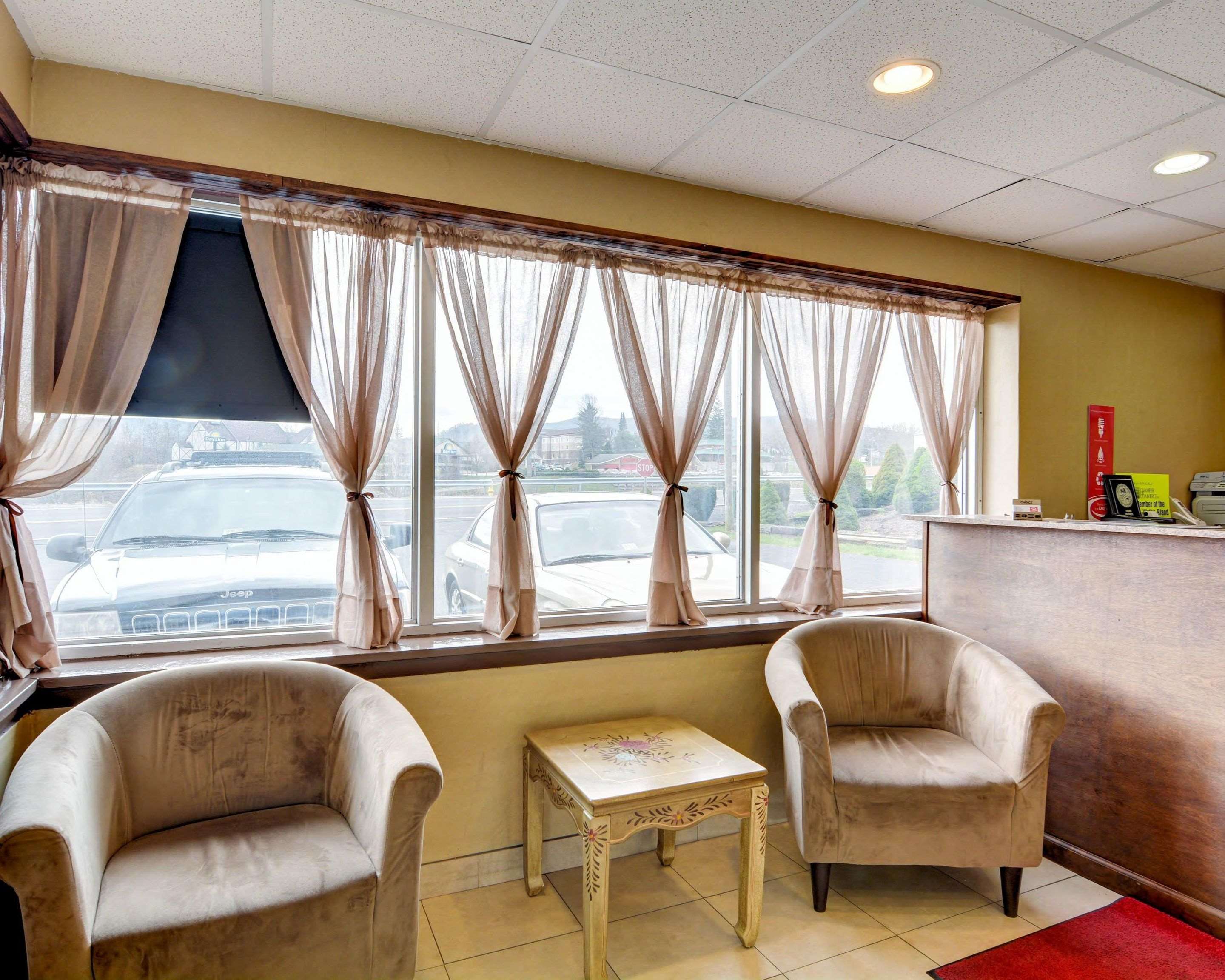 Lobby with sitting area | Econo Lodge Wytheville
