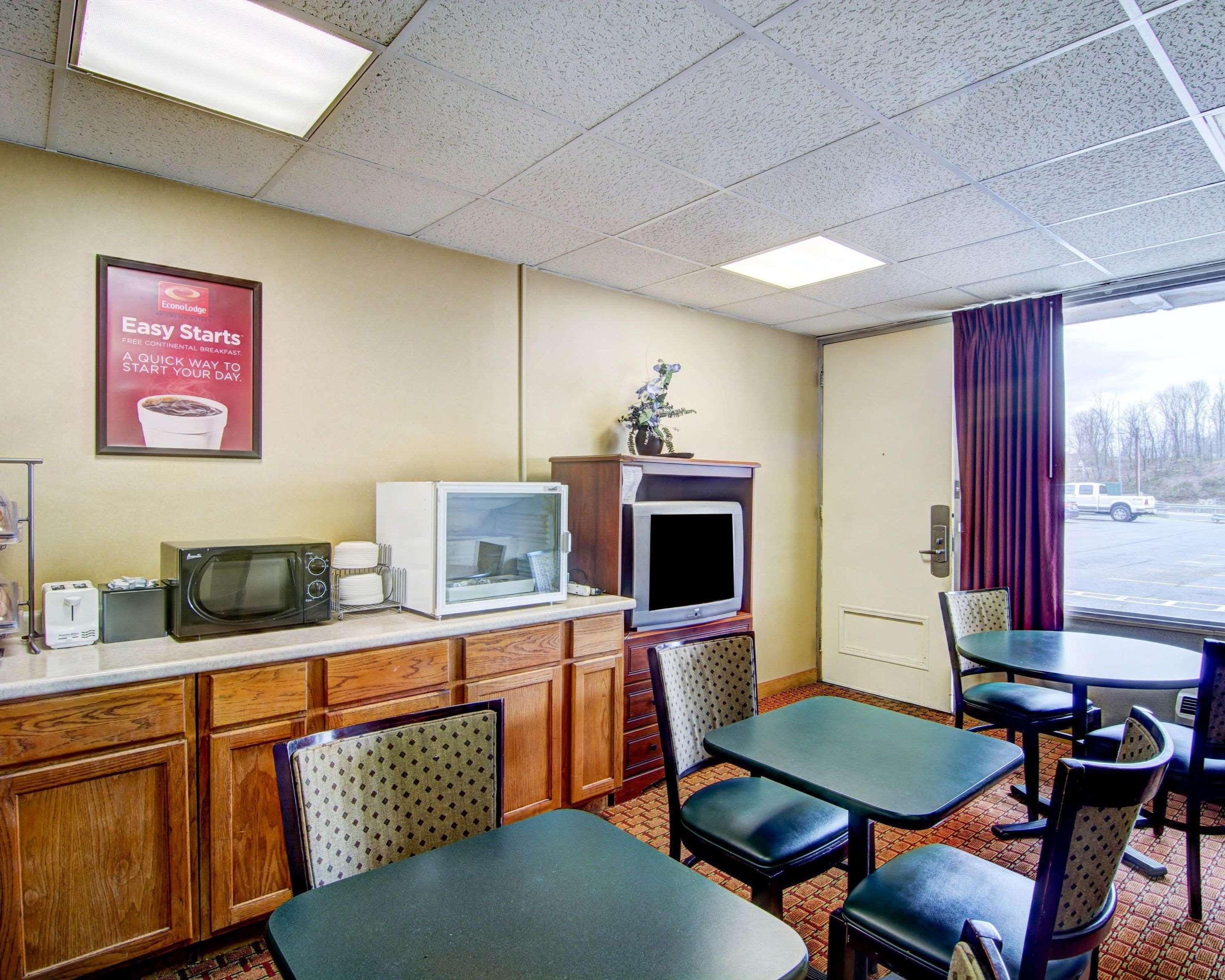 Breakfast room | Econo Lodge Wytheville