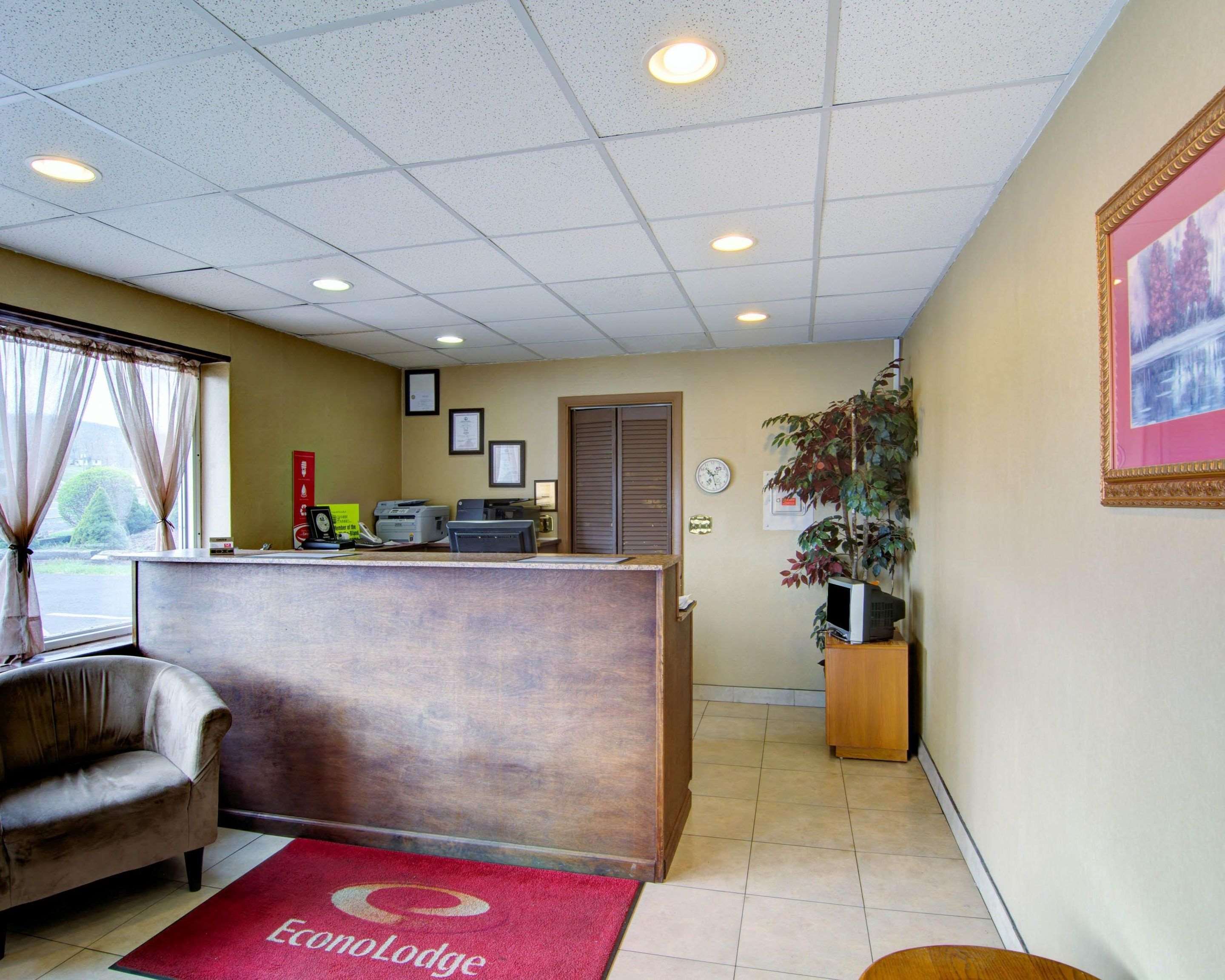 Front desk | Econo Lodge Wytheville