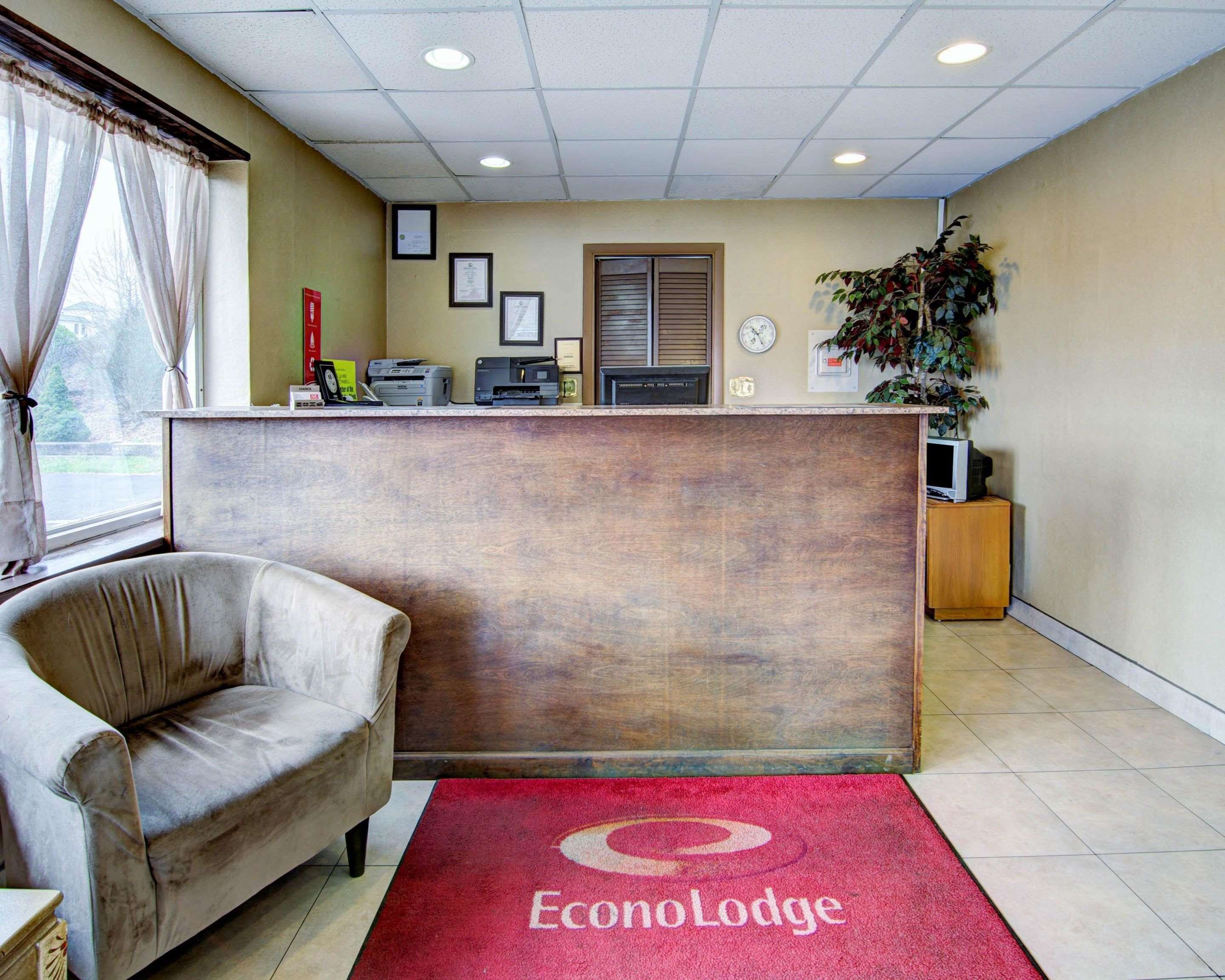 Front desk | Econo Lodge Wytheville
