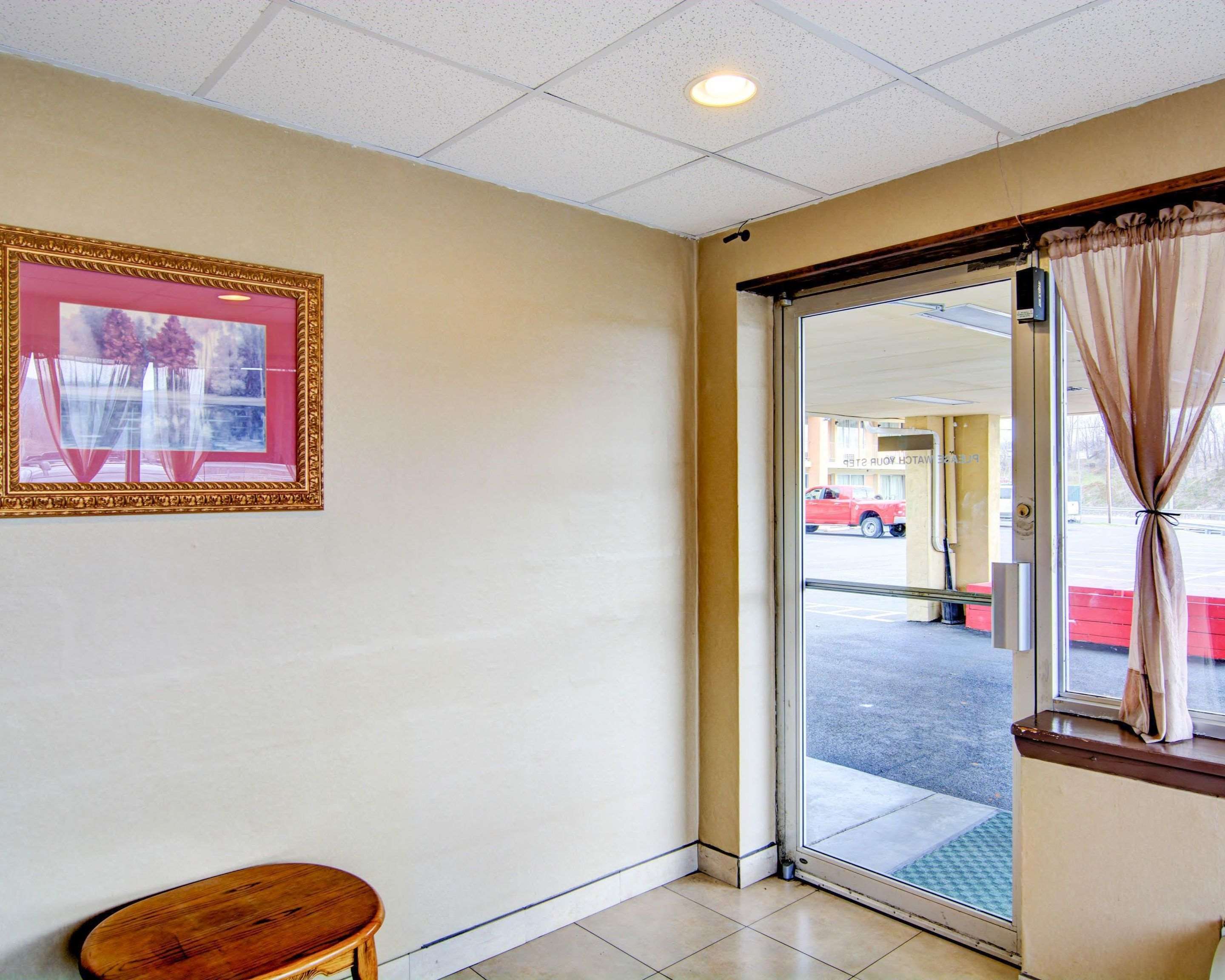 Hotel entrance | Econo Lodge Wytheville