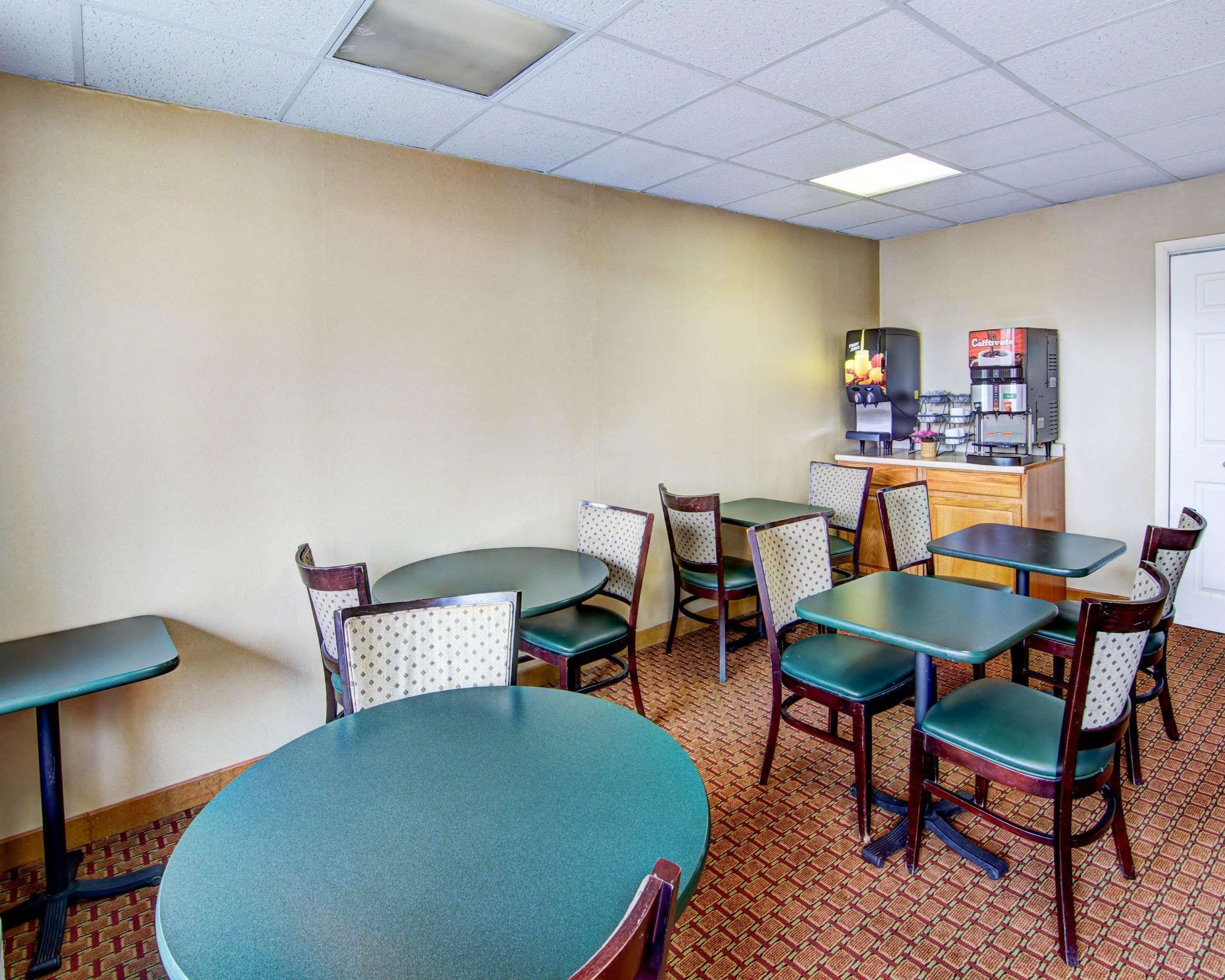 Breakfast room | Econo Lodge Wytheville