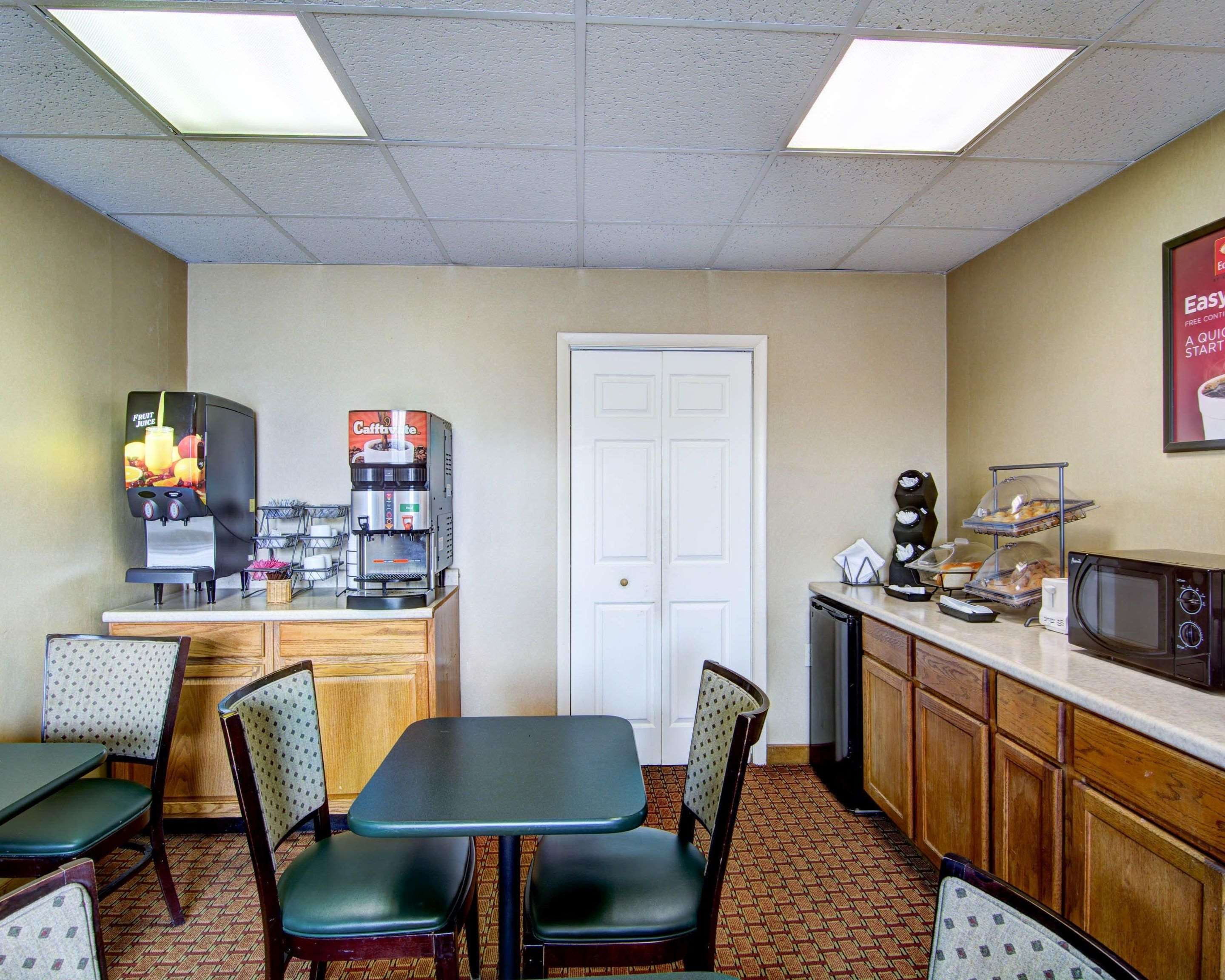 Breakfast room | Econo Lodge Wytheville
