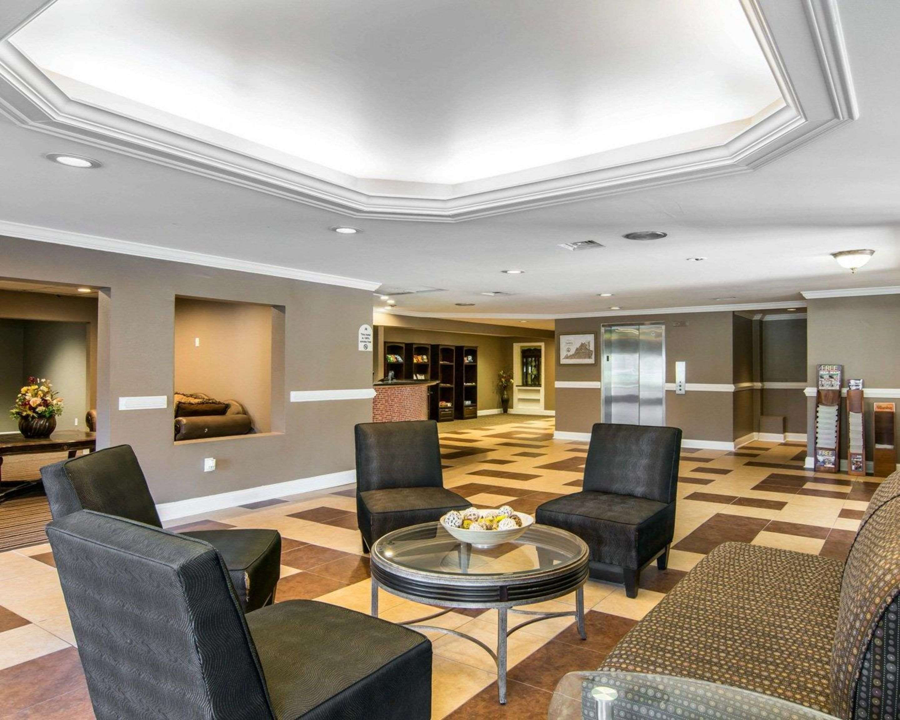 Spacious lobby | MainStay Suites Williamsburg I-64