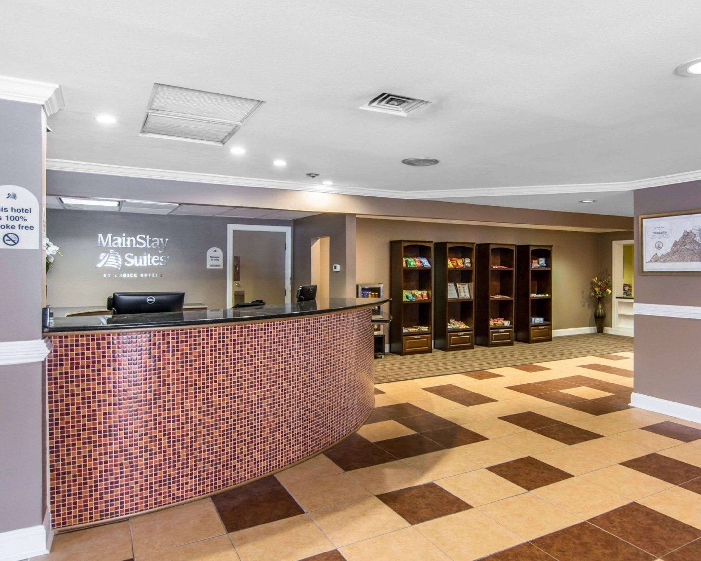Front desk with friendly staff | MainStay Suites Williamsburg I-64