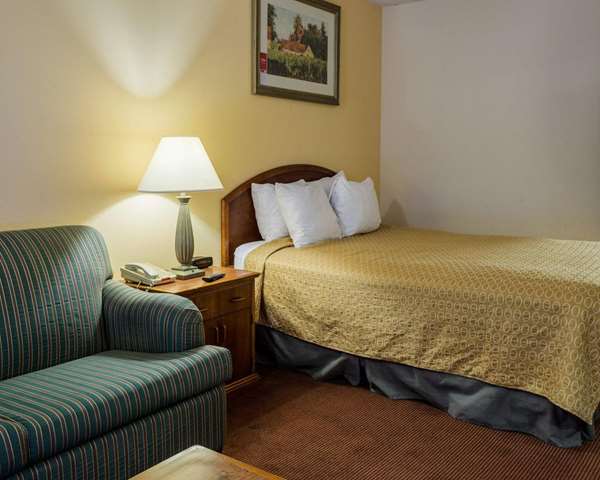  - Rodeway Inn Colonial Heights - I-95, Exit 58