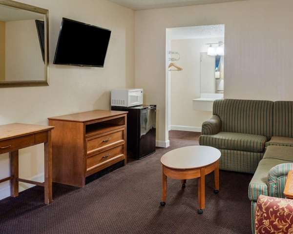 Suite - Rodeway Inn Colonial Heights - I-95, Exit 58