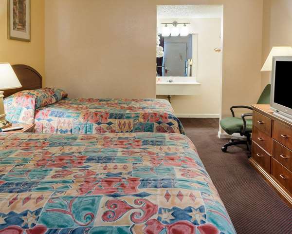 Suite - Rodeway Inn Colonial Heights - I-95, Exit 58