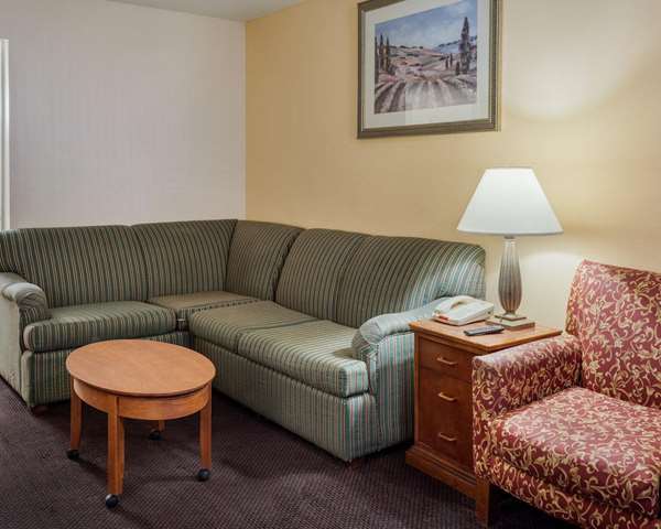 Suite - Rodeway Inn Colonial Heights - I-95, Exit 58
