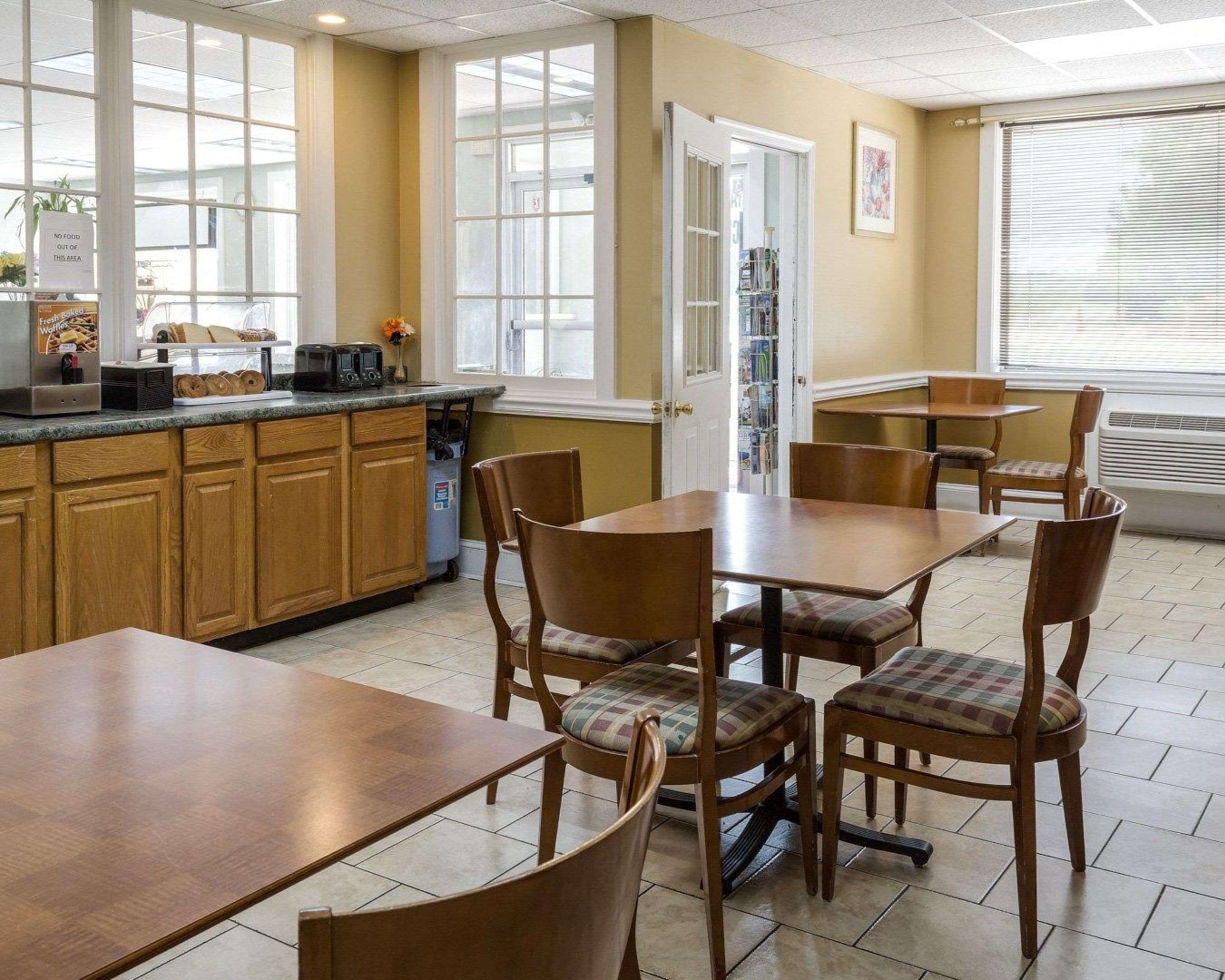 Breakfast area in the lobby
