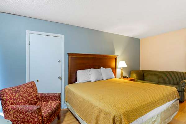  - Rodeway Inn Colonial Heights - I-95, Exit 58