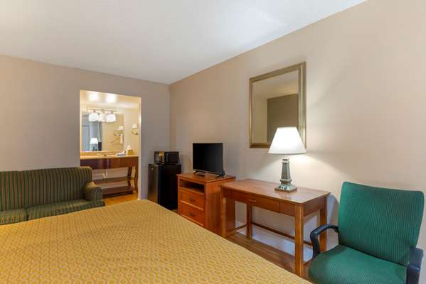  - Rodeway Inn Colonial Heights - I-95, Exit 58