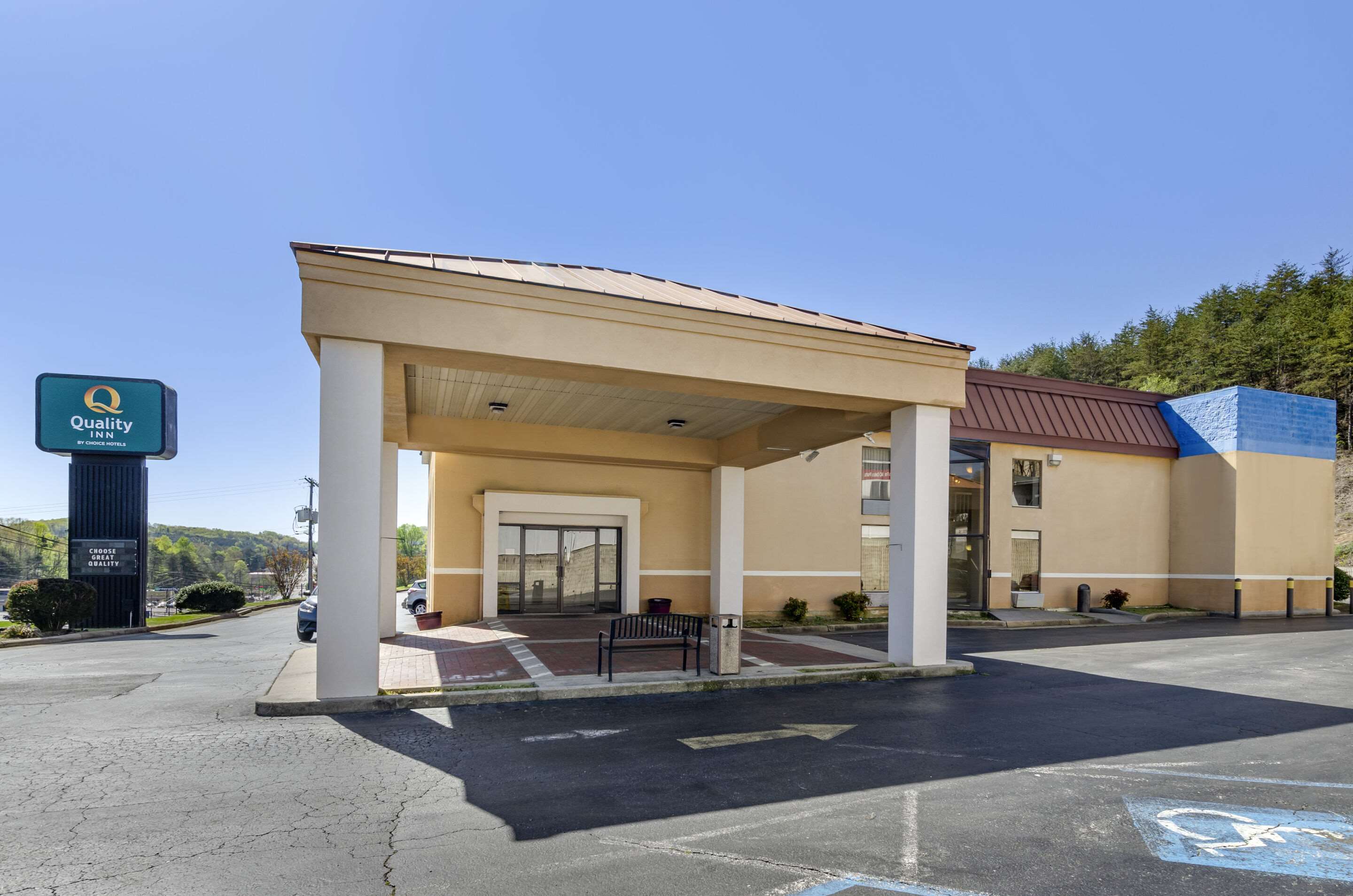 Hotel entrance | Quality Inn near Martinsville Speedway