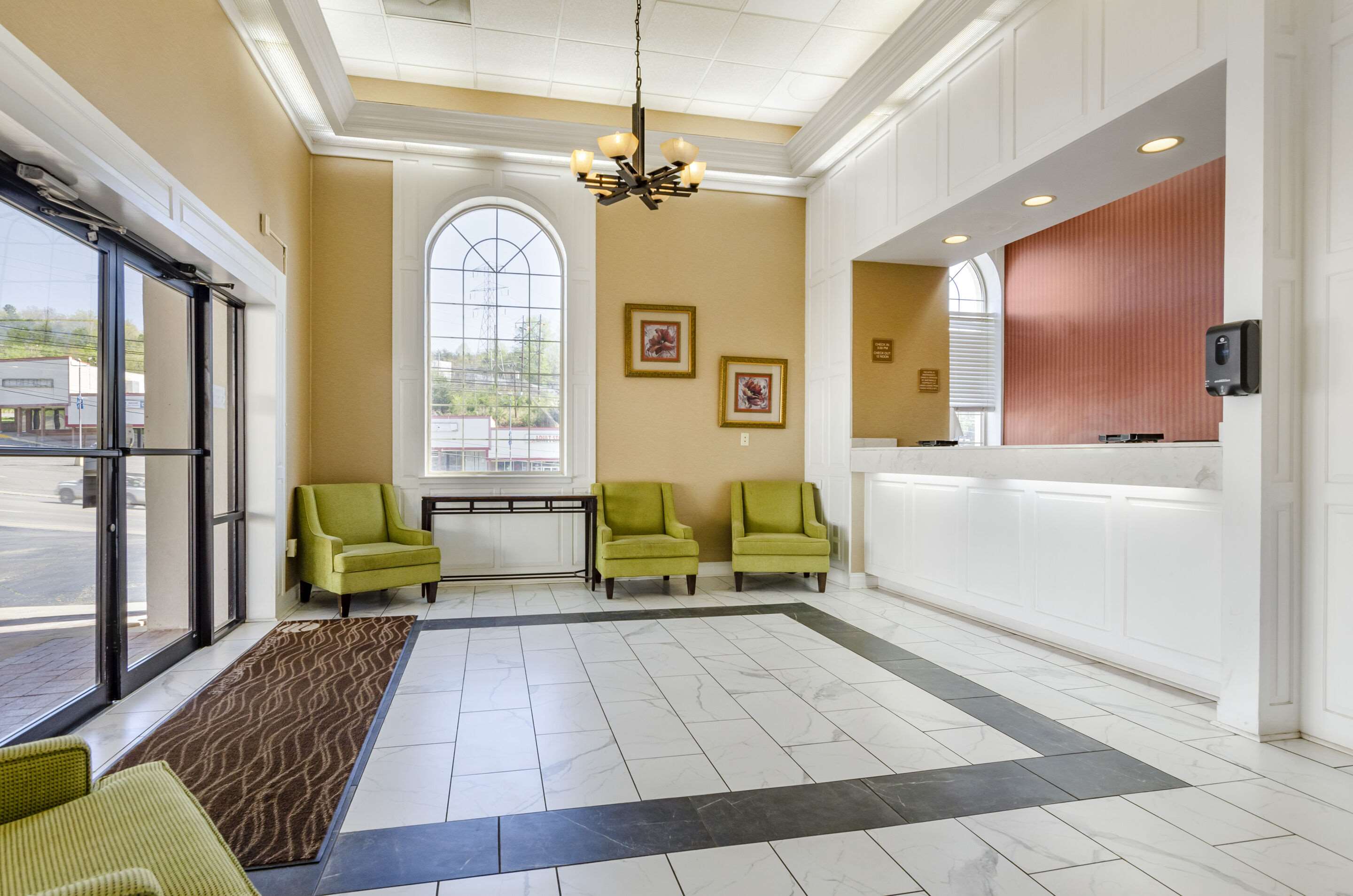 Lobby with sitting area | Quality Inn near Martinsville Speedway