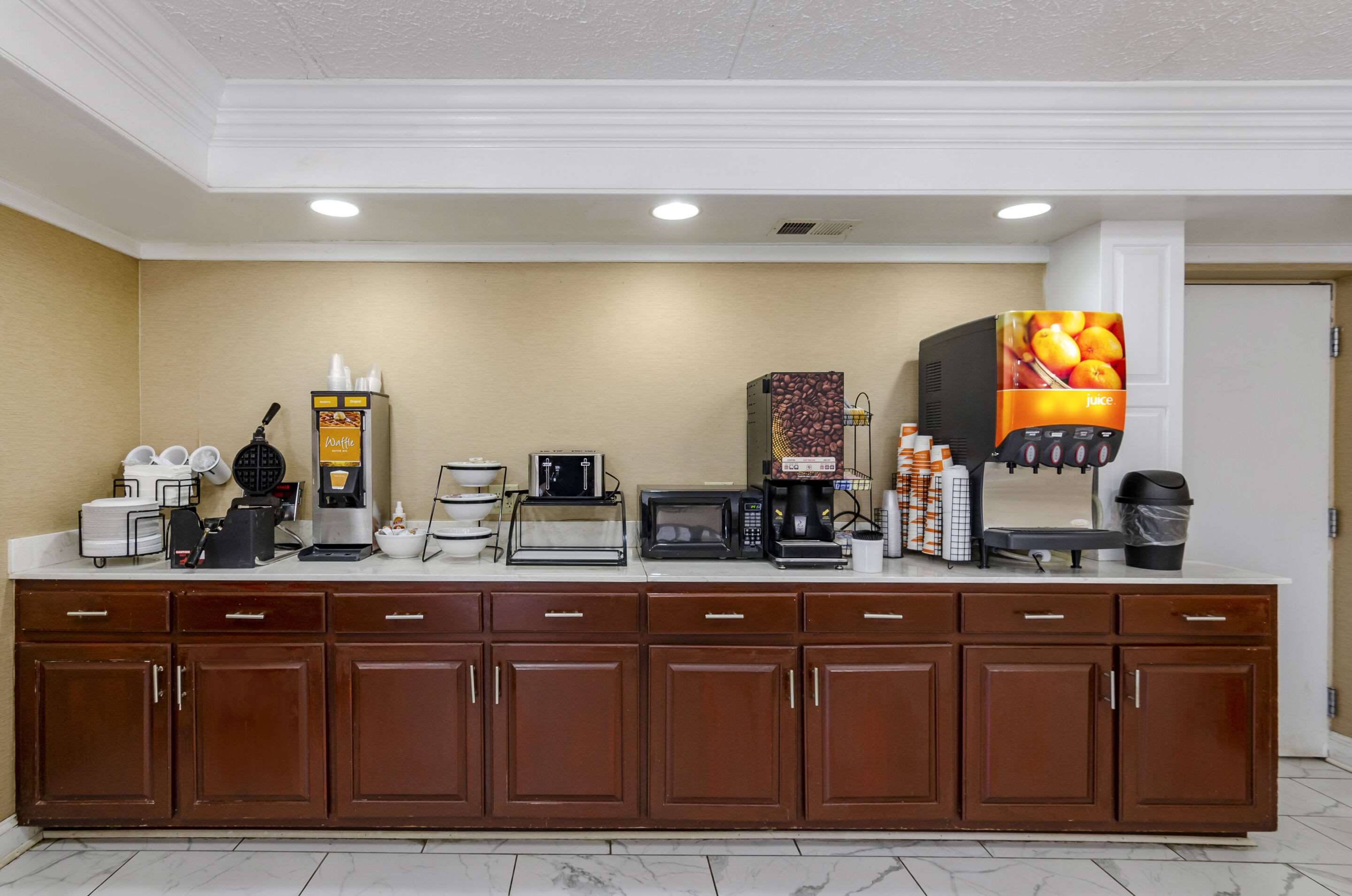 Breakfast area | Quality Inn near Martinsville Speedway