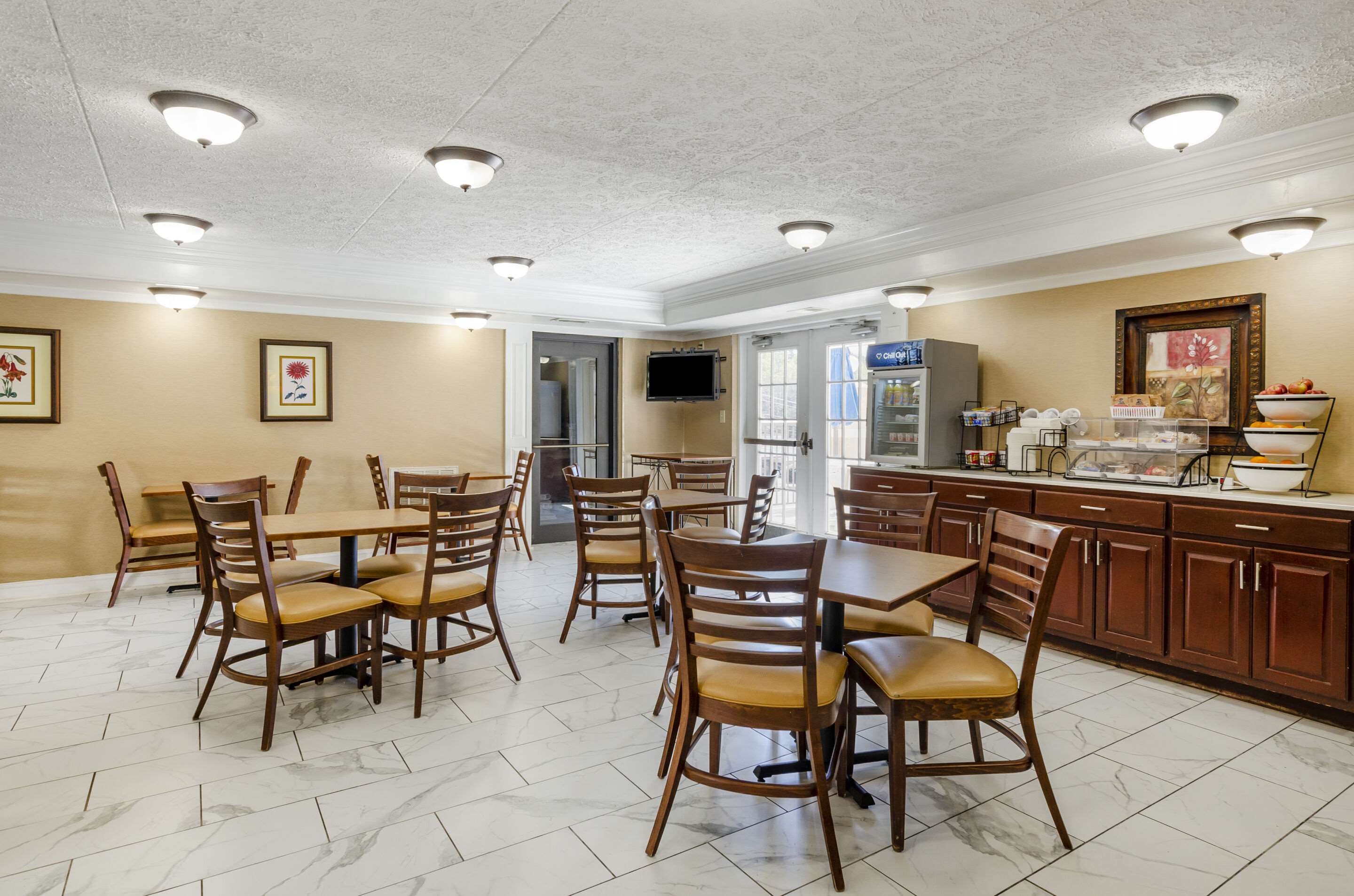 Breakfast area | Quality Inn near Martinsville Speedway