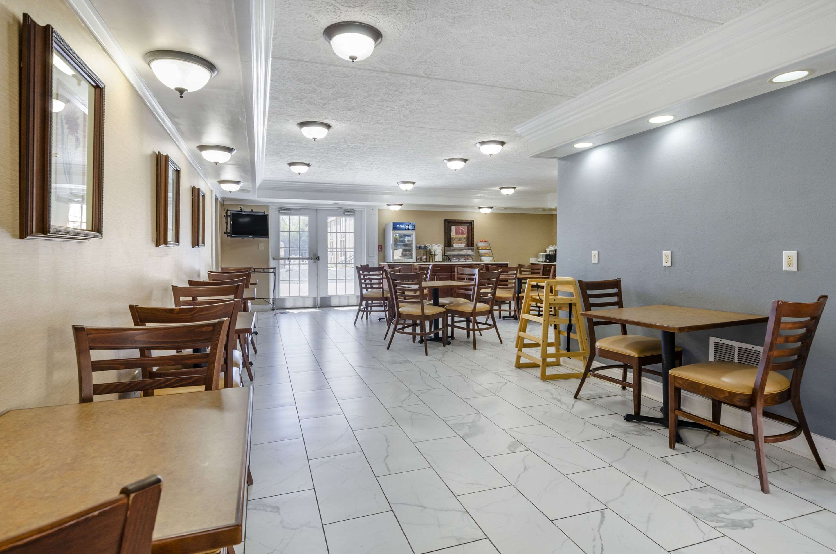 Enjoy breakfast in this seating area | Quality Inn near Martinsville Speedway