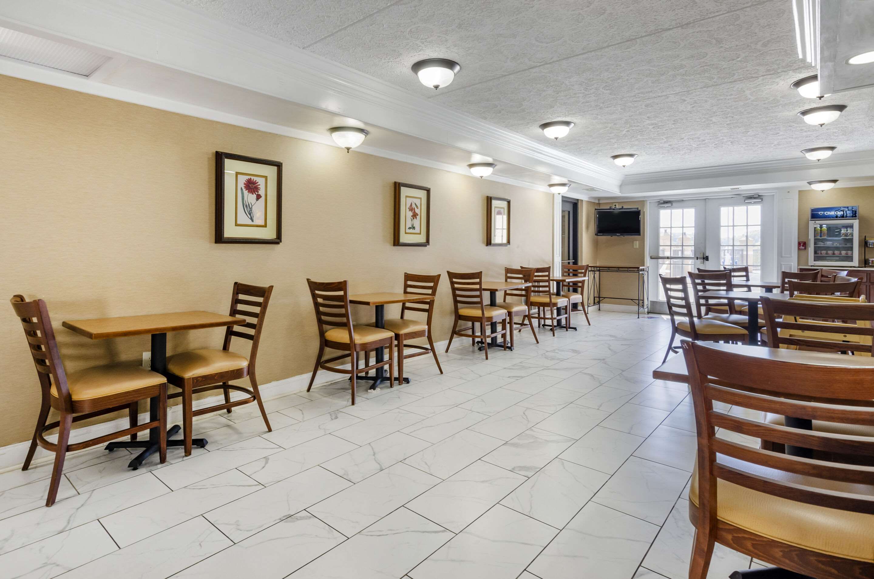 Enjoy breakfast in this seating area | Quality Inn near Martinsville Speedway