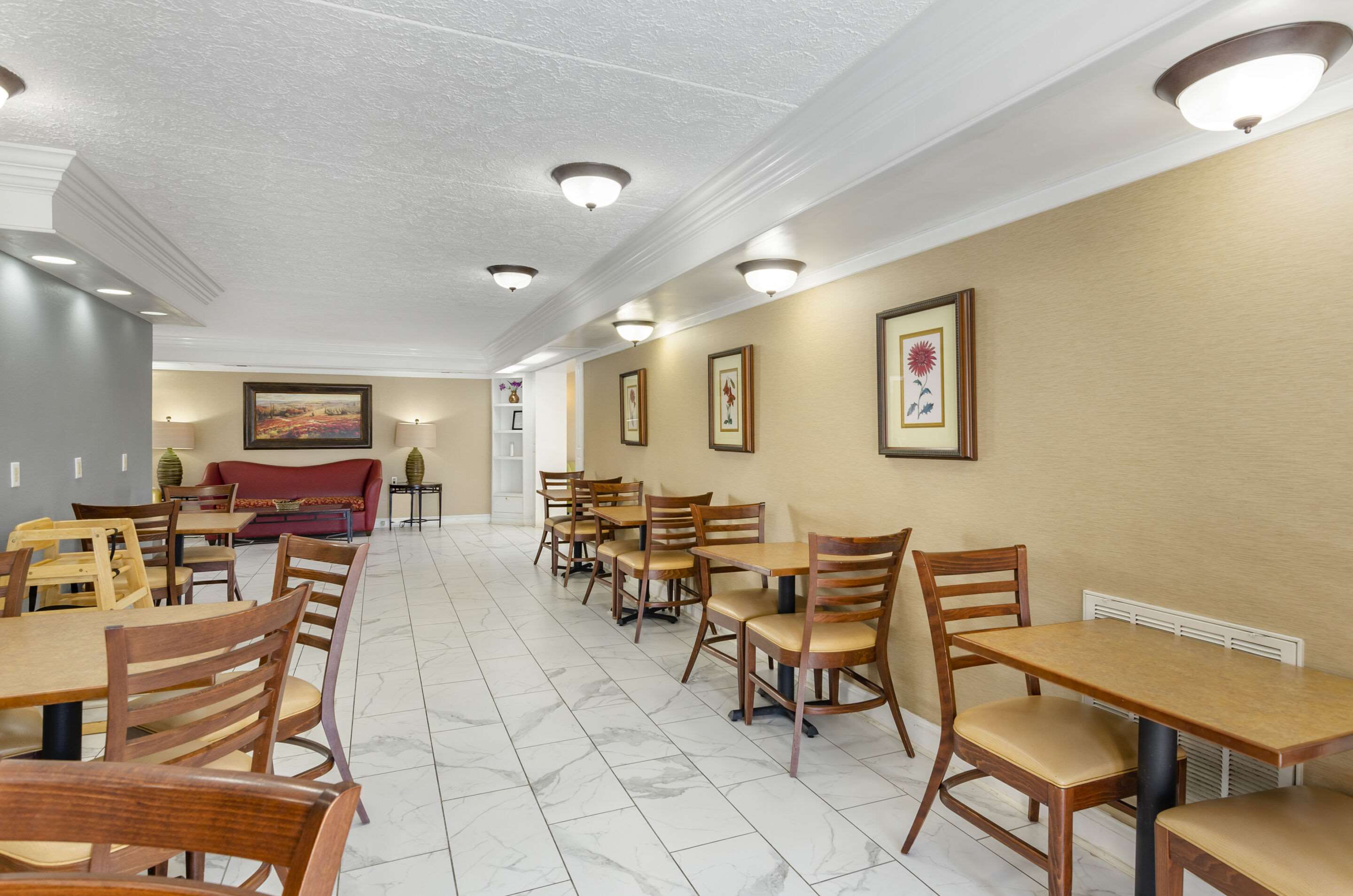 Enjoy breakfast in this seating area | Quality Inn near Martinsville Speedway