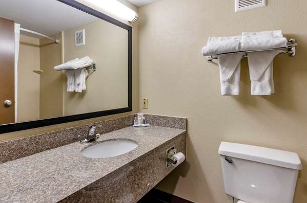  - Comfort Inn & Suites Raphine - I-64 & I-81, Exit 205