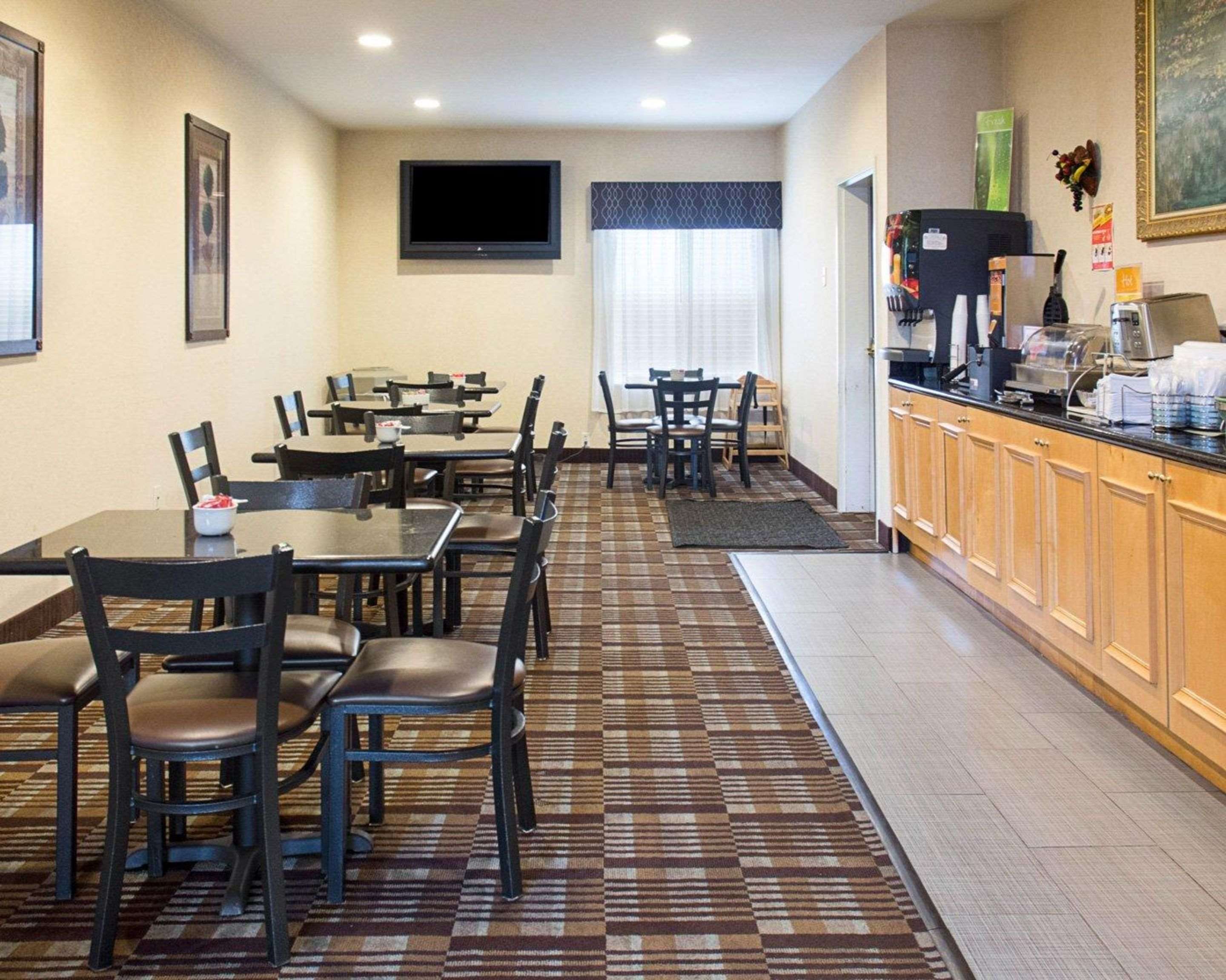 Breakfast area | Quality Inn and Suites
