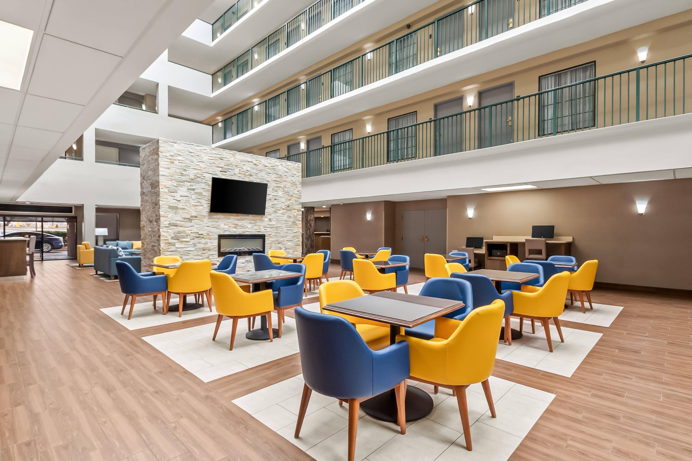 Lobby with sitting area | Comfort Suites Near Potomac Mills