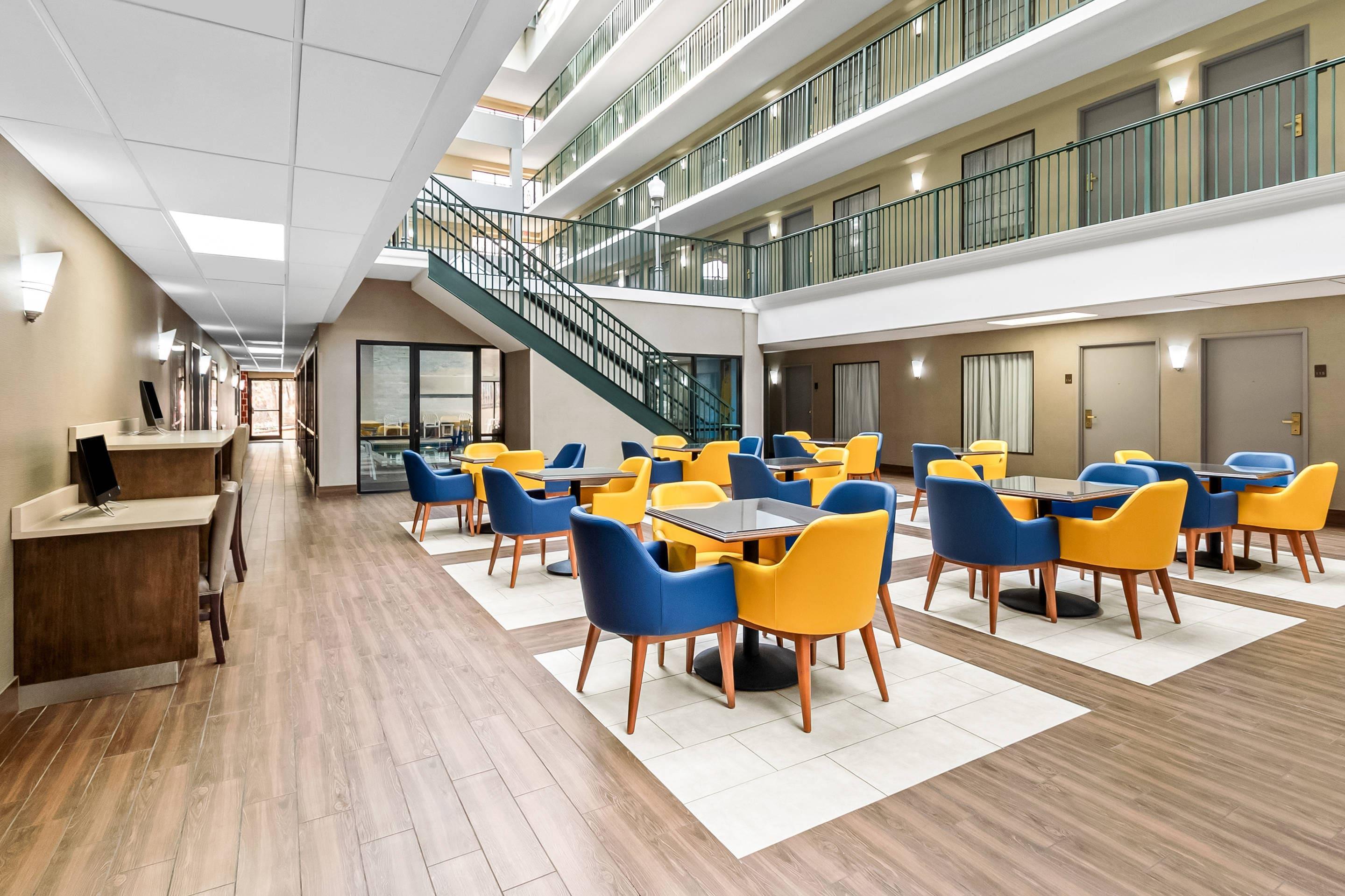 Lobby with sitting area | Comfort Suites Near Potomac Mills