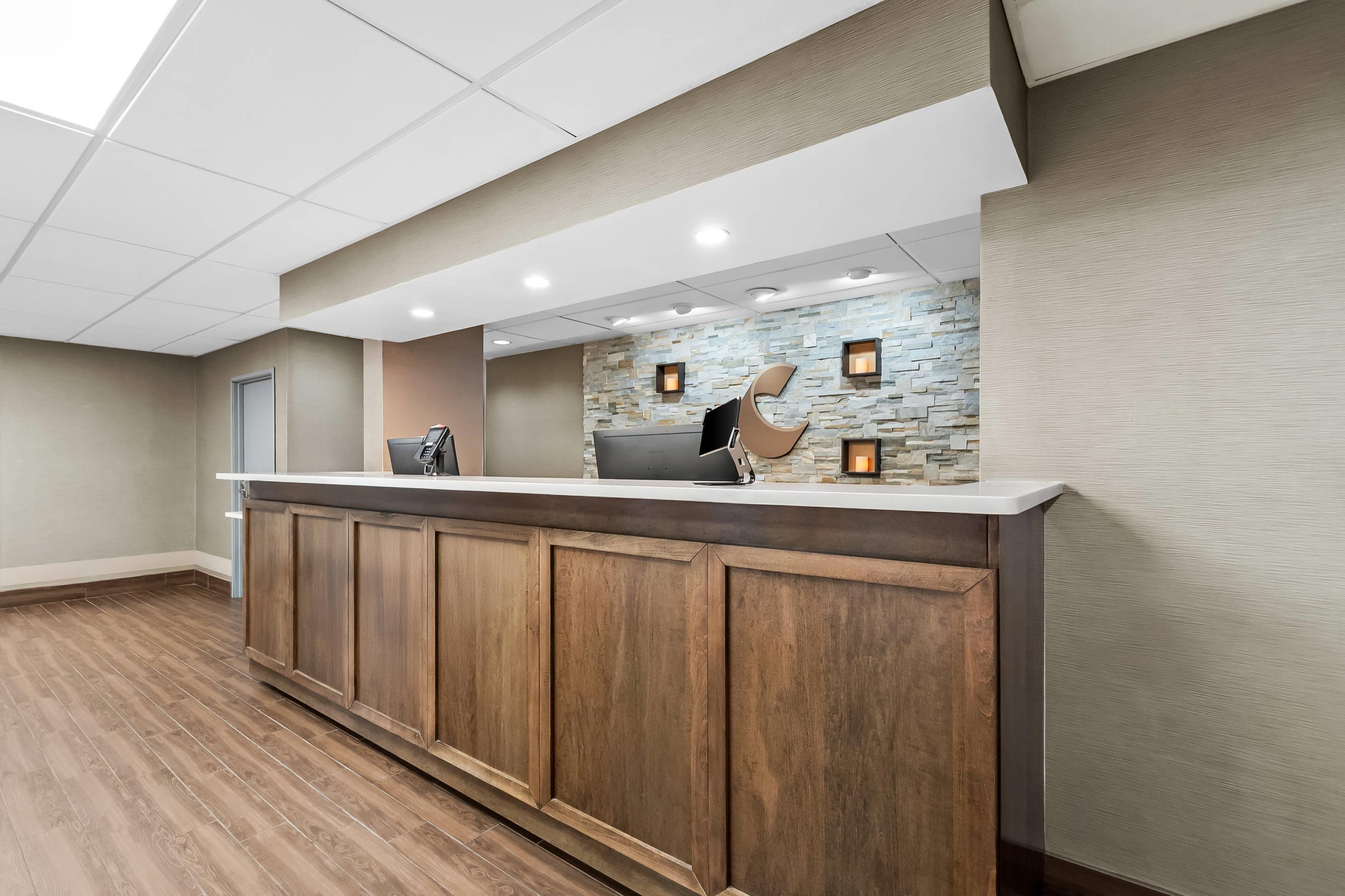 Front desk | Comfort Suites Near Potomac Mills
