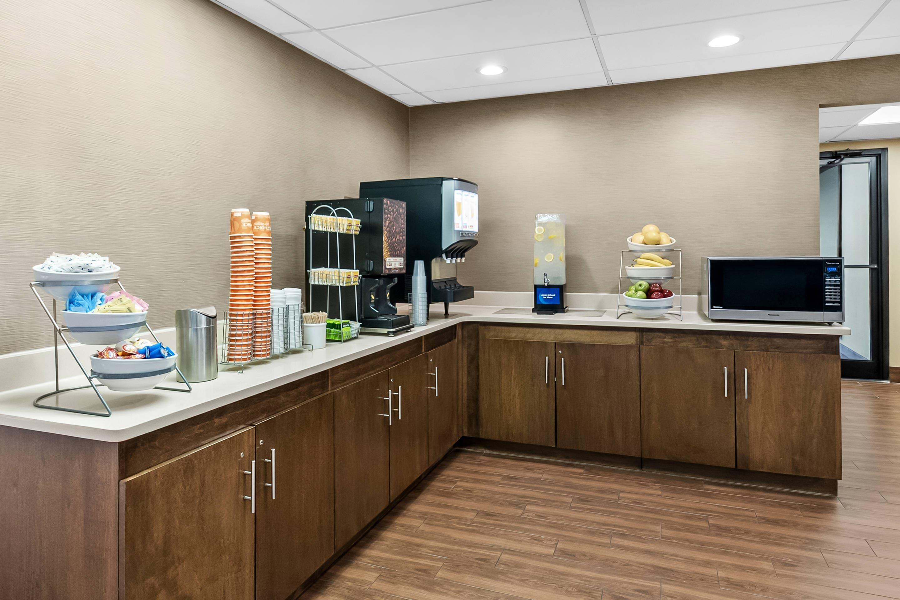 Breakfast area | Comfort Suites Near Potomac Mills
