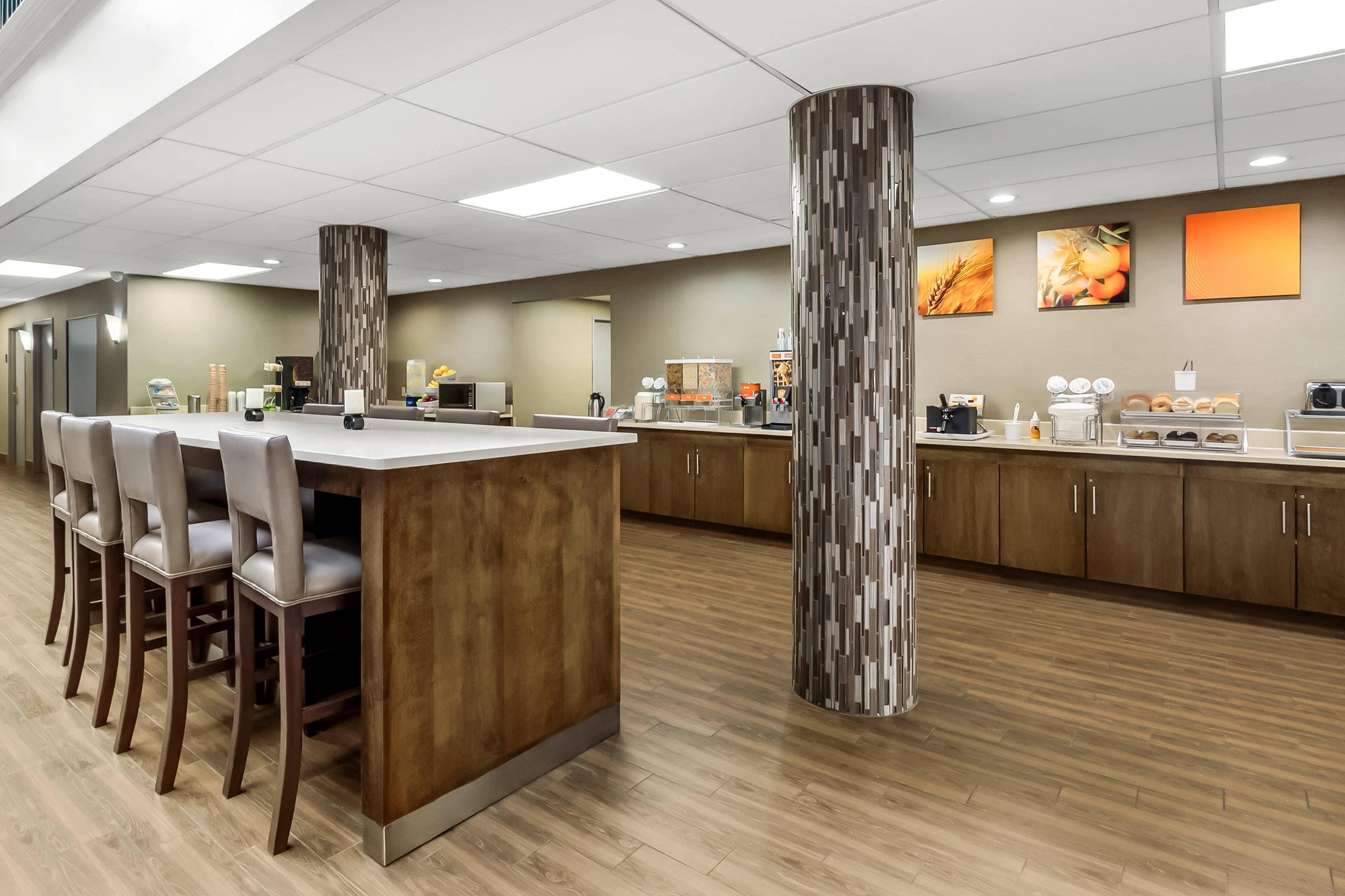 Enjoy breakfast in this seating area | Comfort Suites Near Potomac Mills
