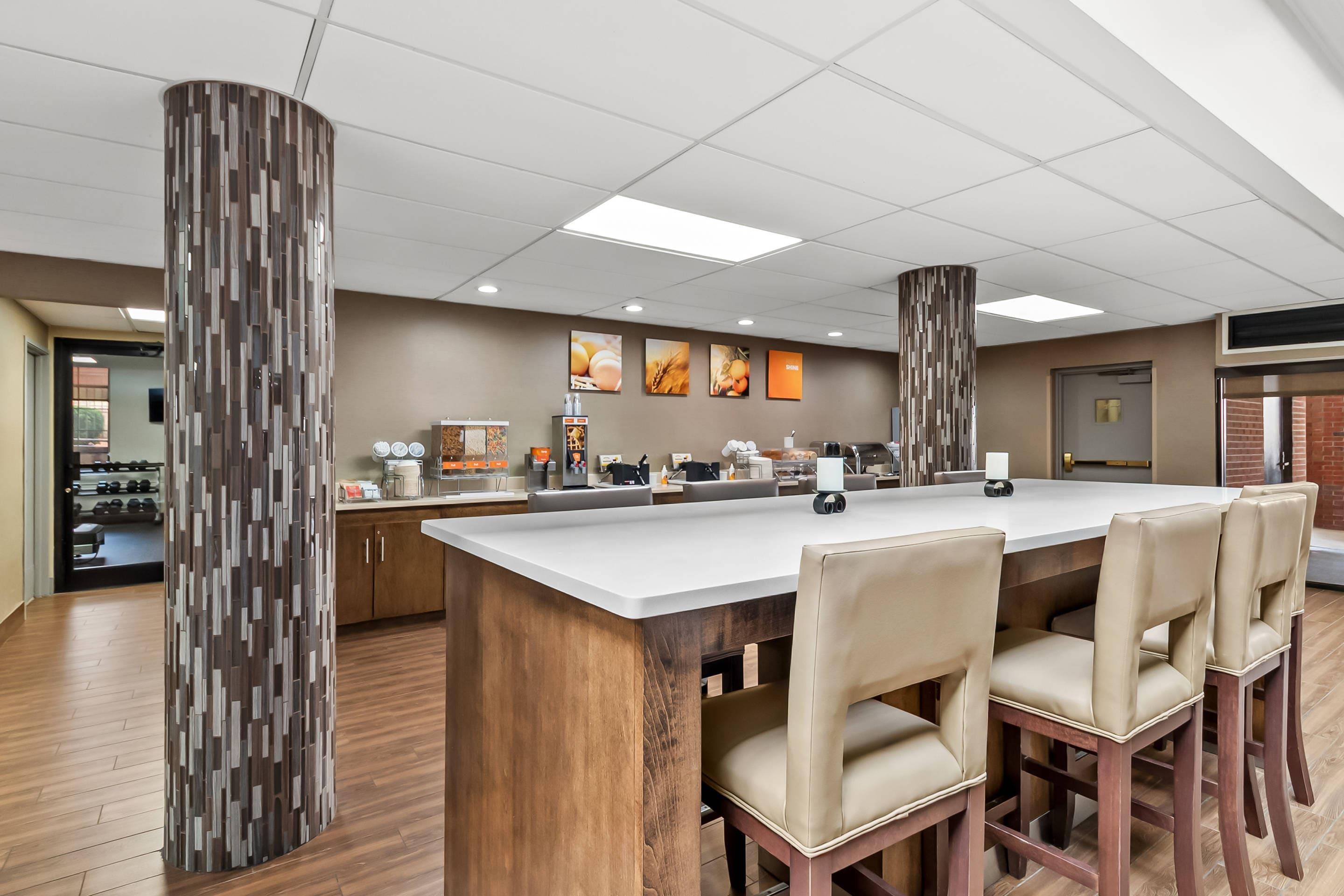Enjoy breakfast in this seating area | Comfort Suites Near Potomac Mills