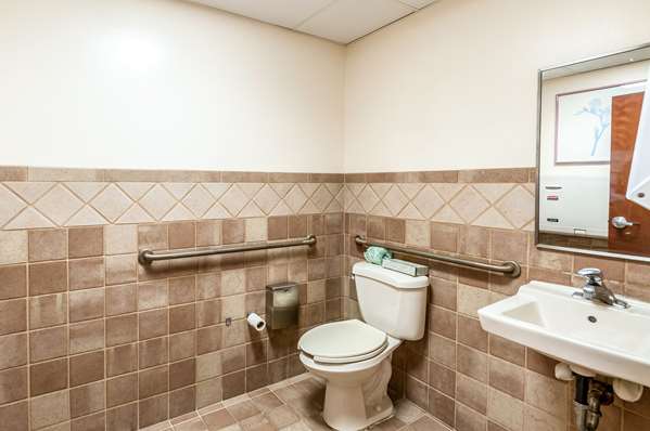  - Econo Lodge Inn & Suites Middletown - I-81, Exit 302