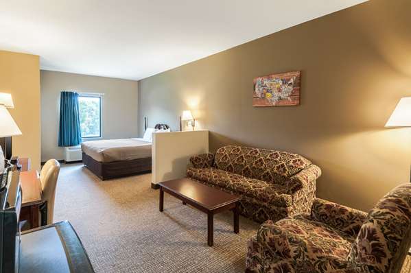 Suite - Econo Lodge Inn & Suites Middletown - I-81, Exit 302