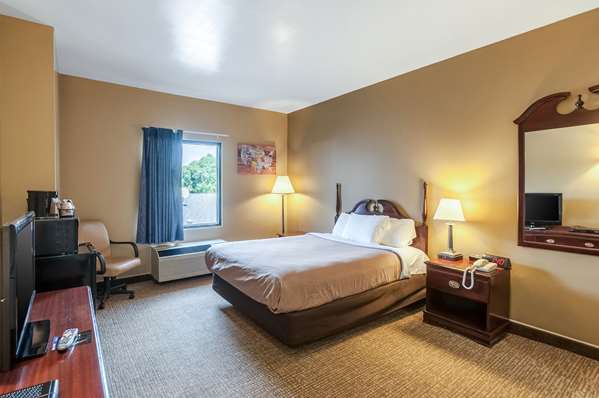 Suite - Econo Lodge Inn & Suites Middletown - I-81, Exit 302